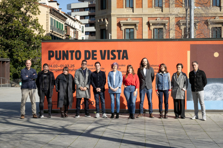 Fotografía de la consejera Esnaola, en el centro, con Manuel Asín, Teresa Morales de Álava, y el resto de personas que han acudido a la presentación 