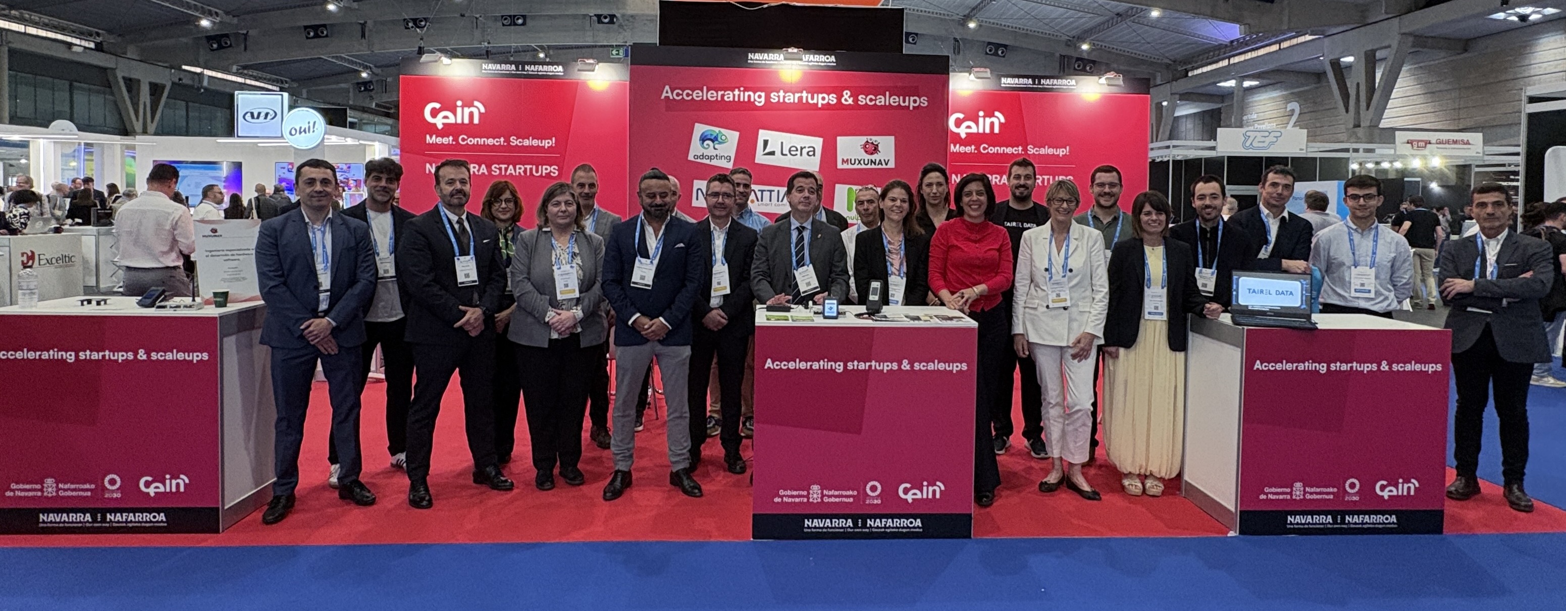 Un grupo de gente posando delante del stand