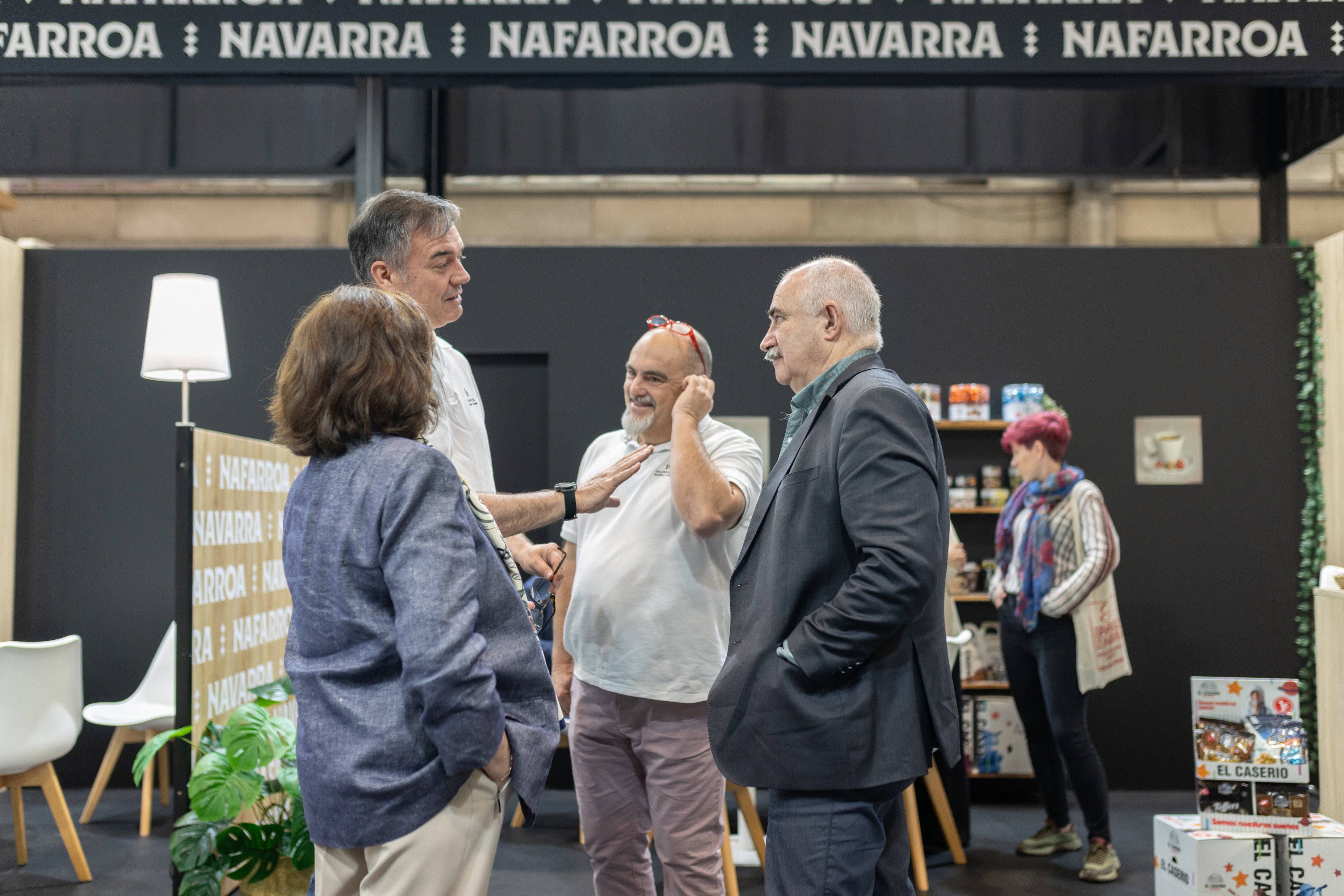 Grupo de personas hablando en Salón Gourmets