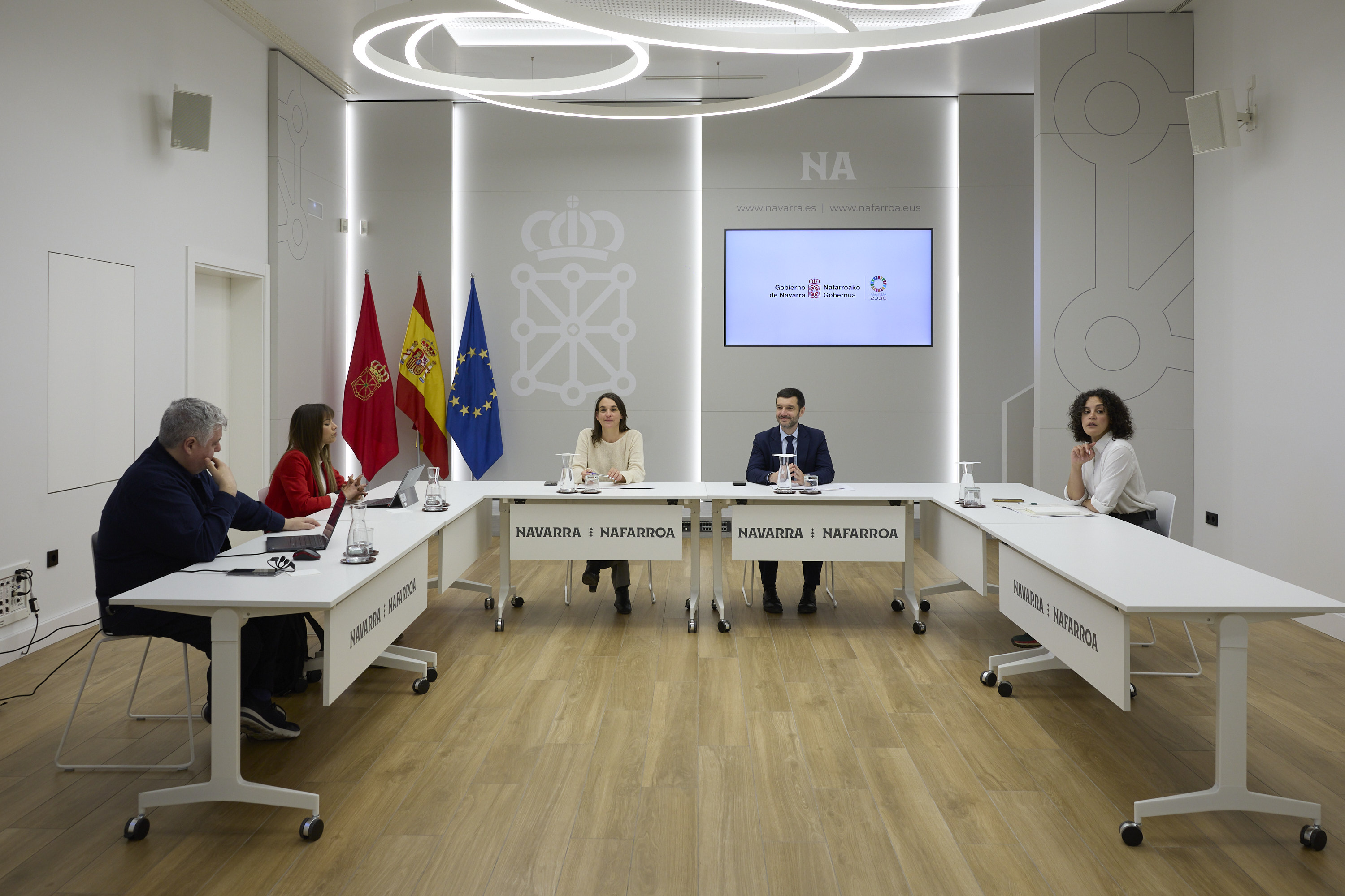 Personas reunidas en una mesa