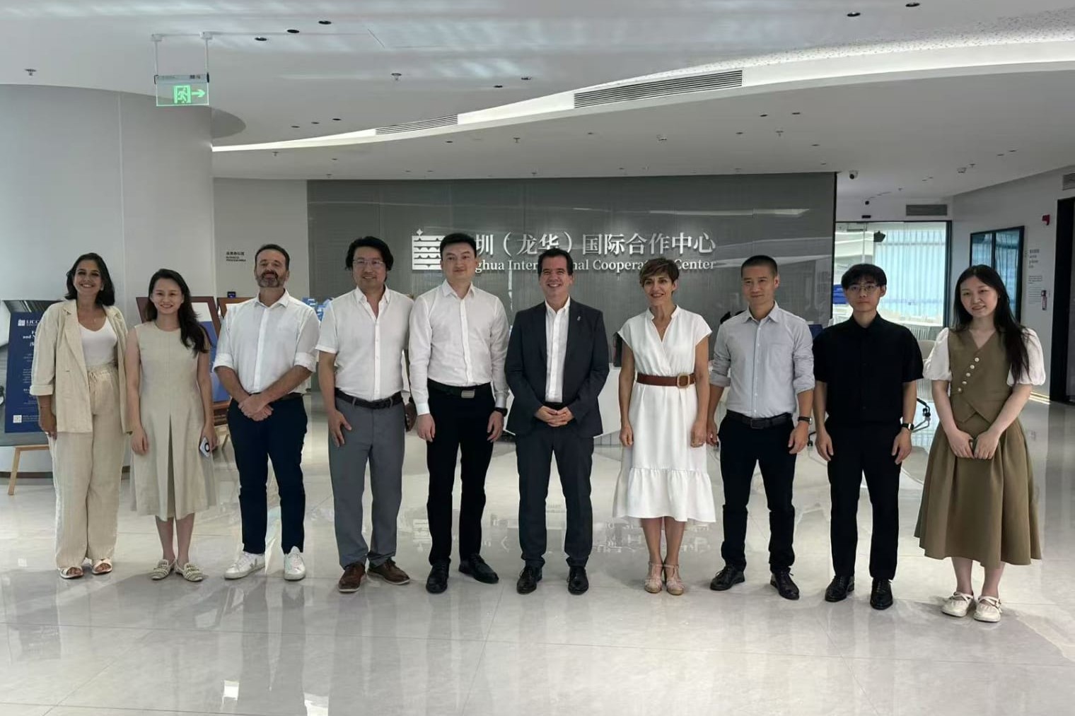 10 personas posando (representantes de empresas Navarras y Chinas)
