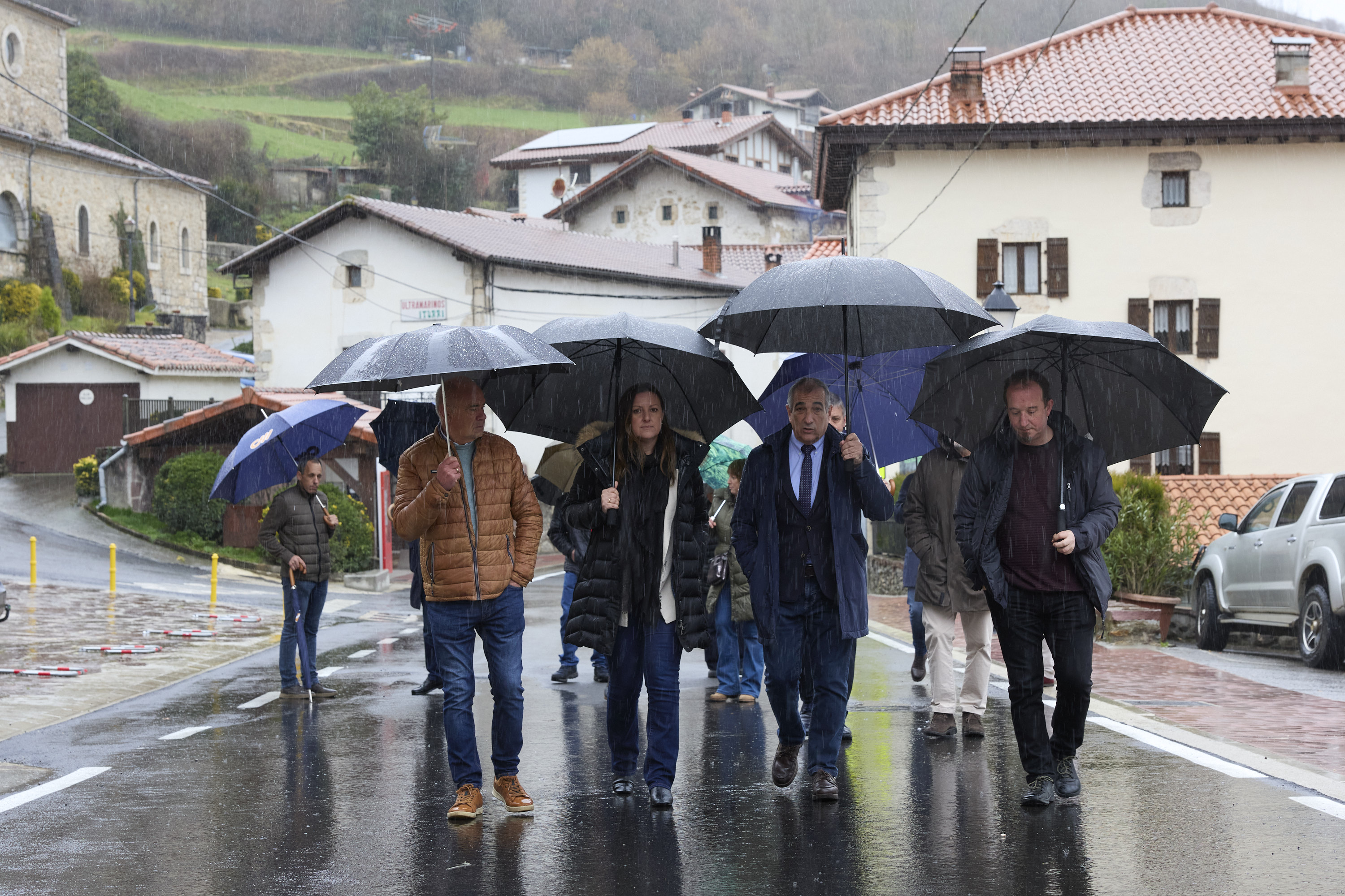 Miembros de la visita recorriendo la travesía