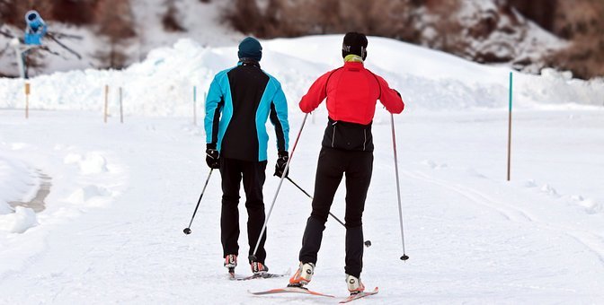 Fotografía de dos esquiadores
