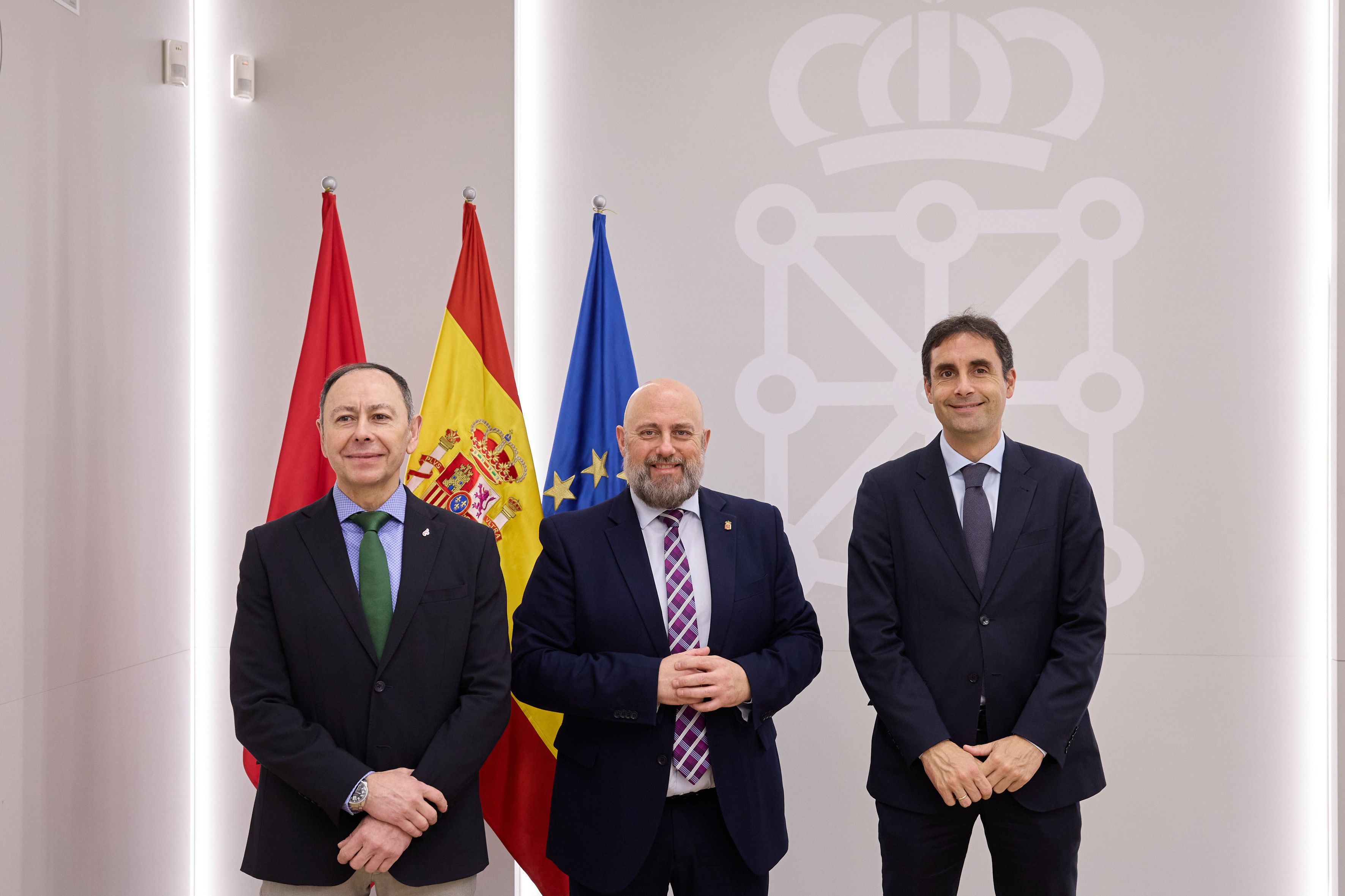 De izquierda a derecha, Francisco Fernández gerente de CPEN, el consejero Arasti y Asier Aguilera gerente del INI