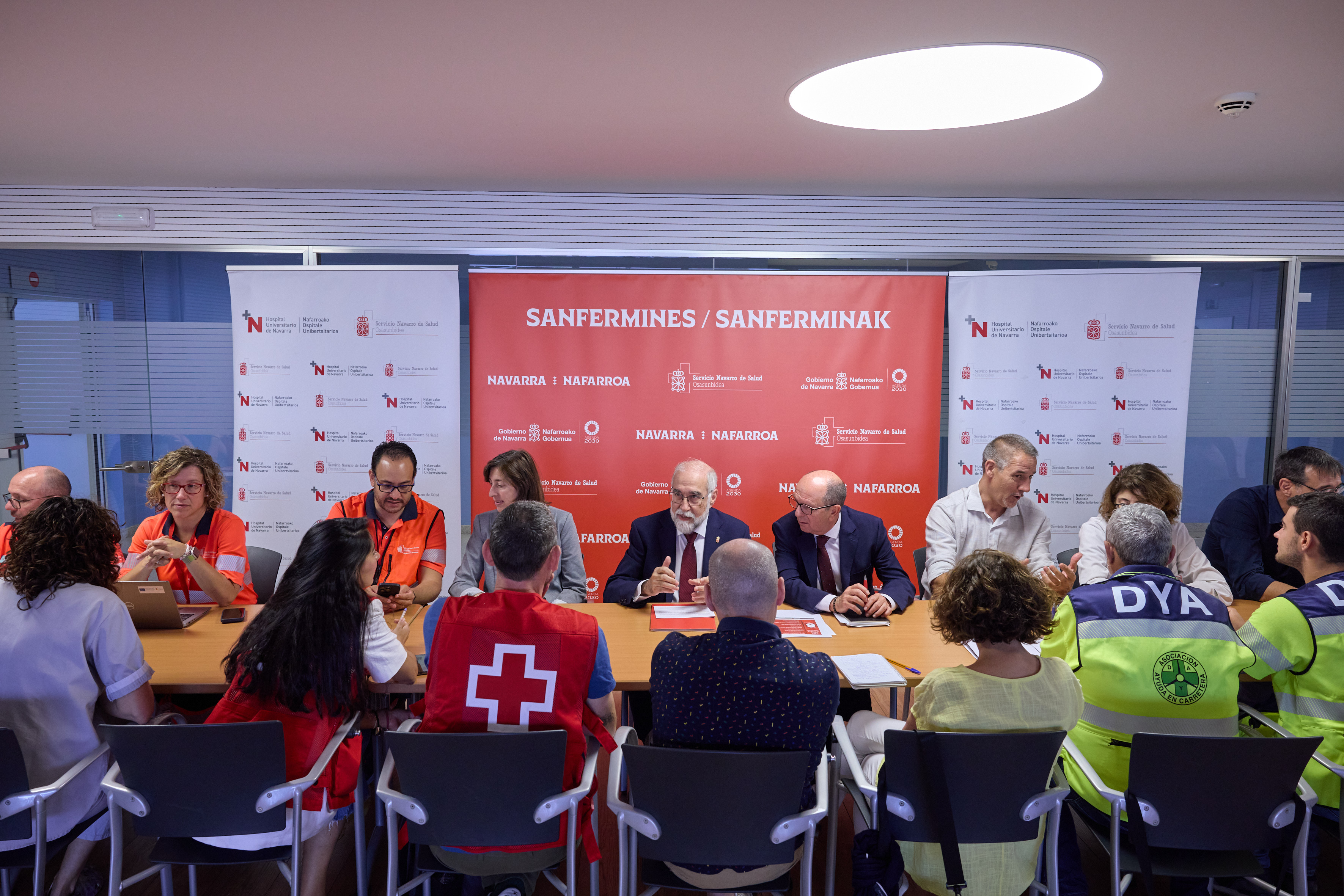 Varias personas en una mesa manteniendo una reunión