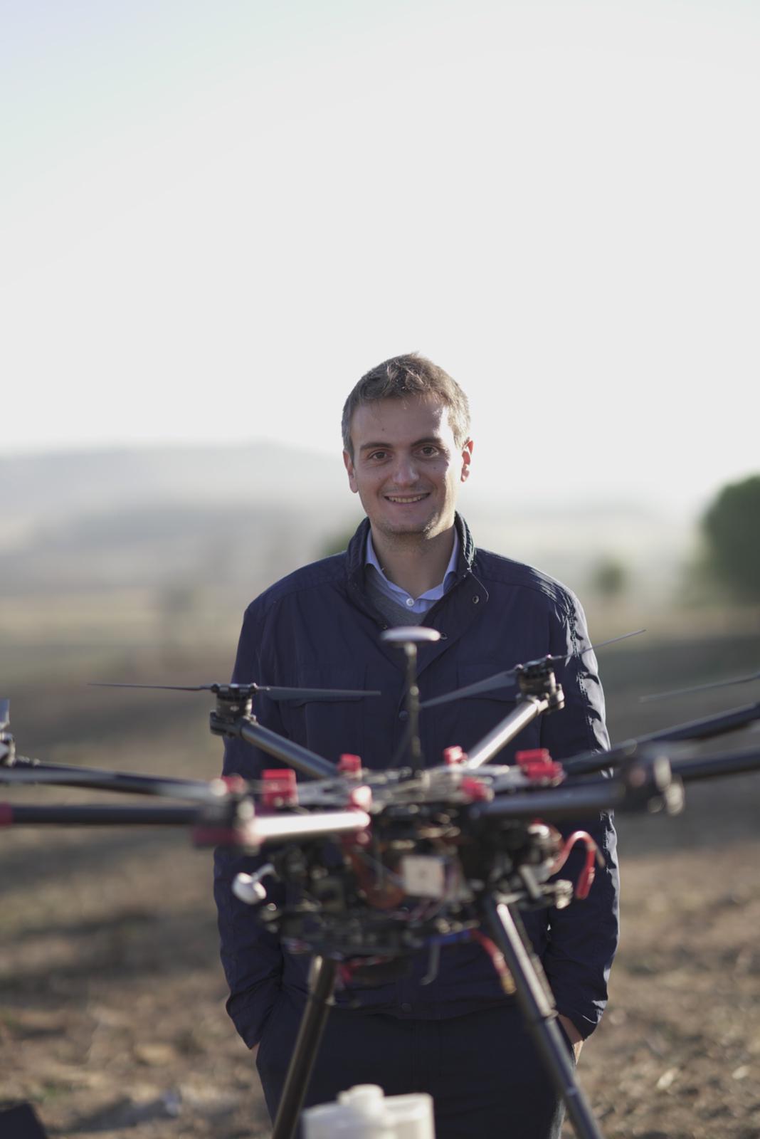 Fotografía de Juan Carlos Sesma, promotor de CO2 Revolution, junto a uno de los drones utilizados en las tareas de reforestación