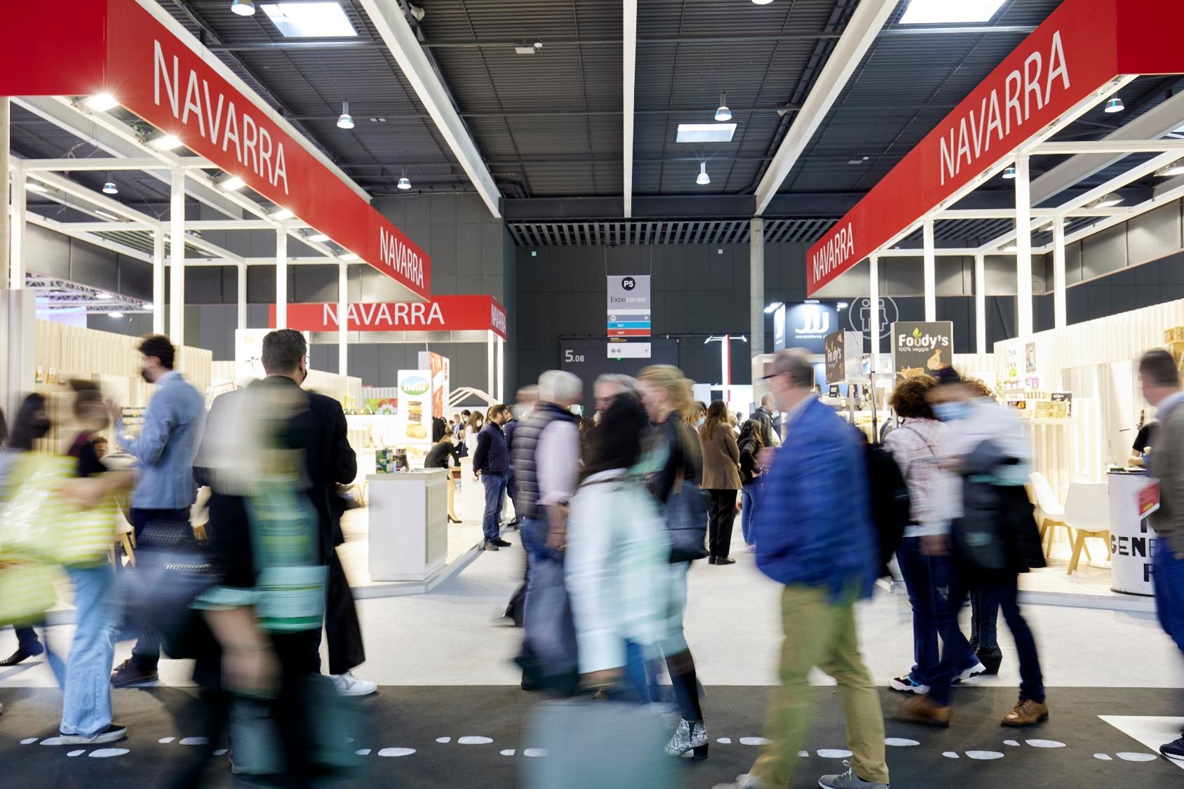 Foto de la feria agroalimentaria de empresas con gente en movimiento