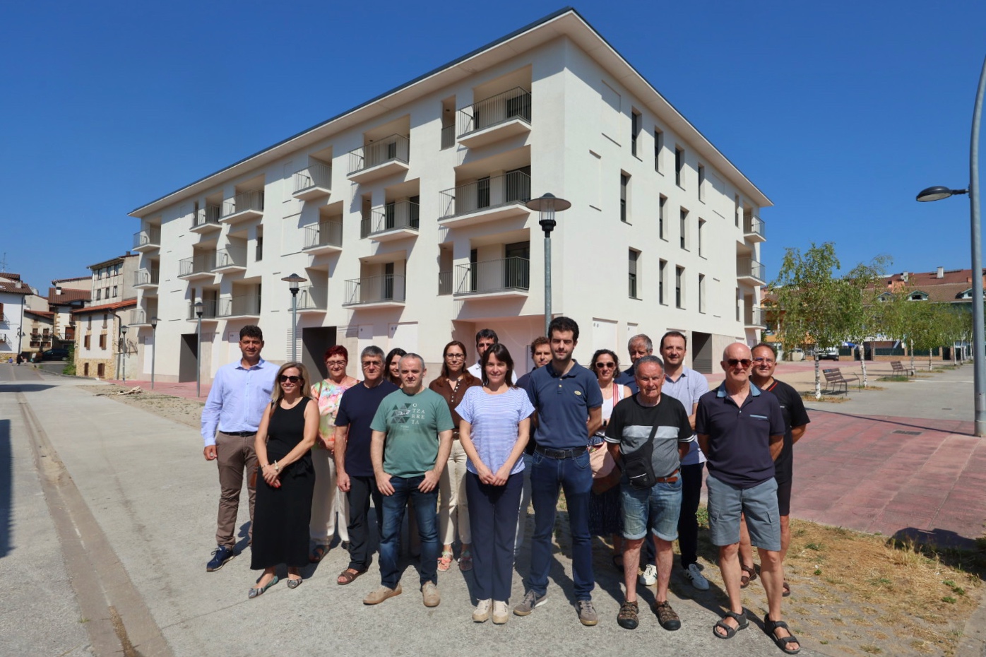 Grupo de gente posando delante de la nueva promoción en Alsasua