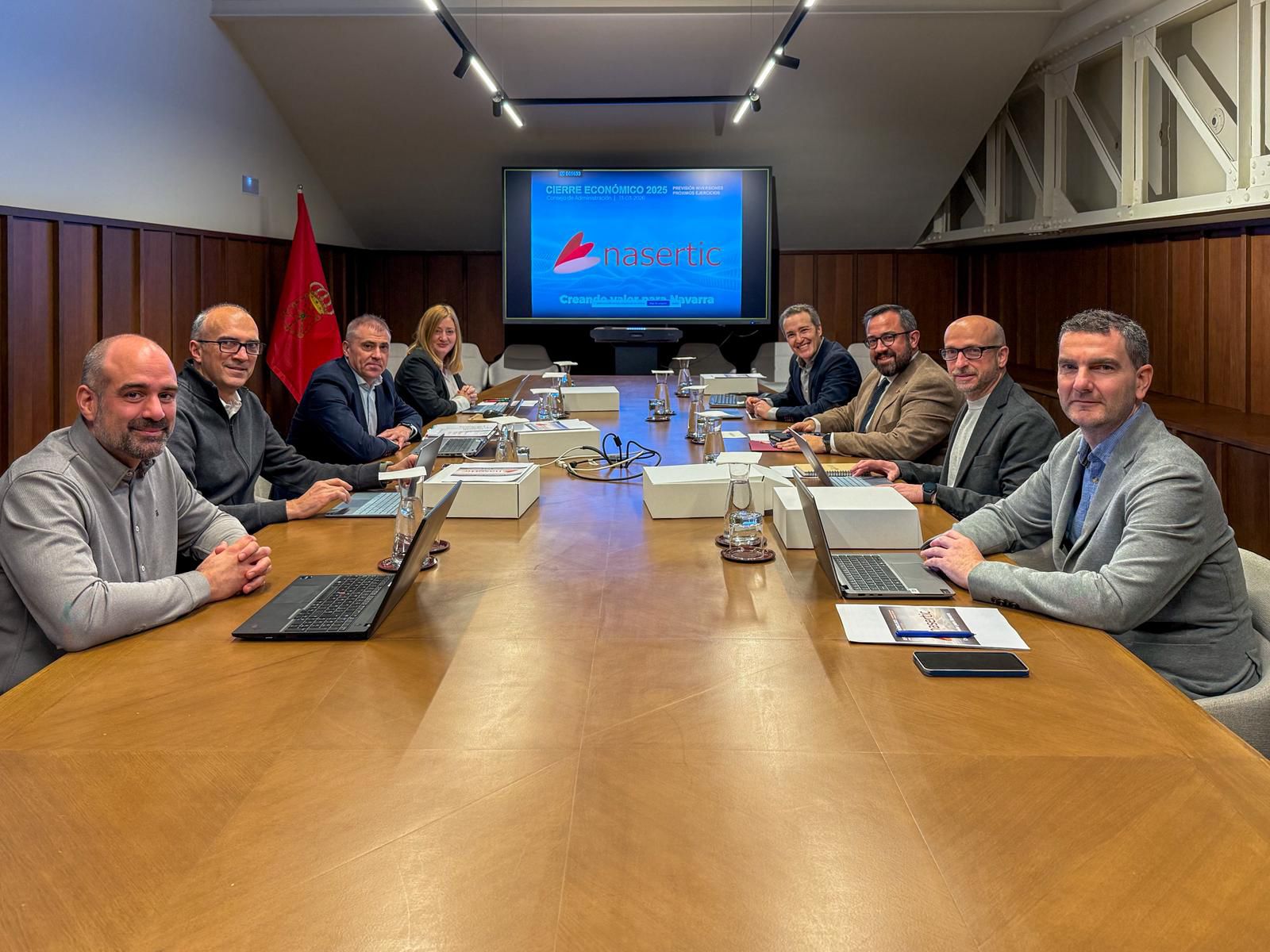 Imagen de varias personas reunidas en una mesa 