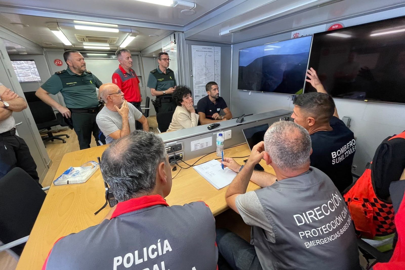Un grupo de gente escuchando una explicación