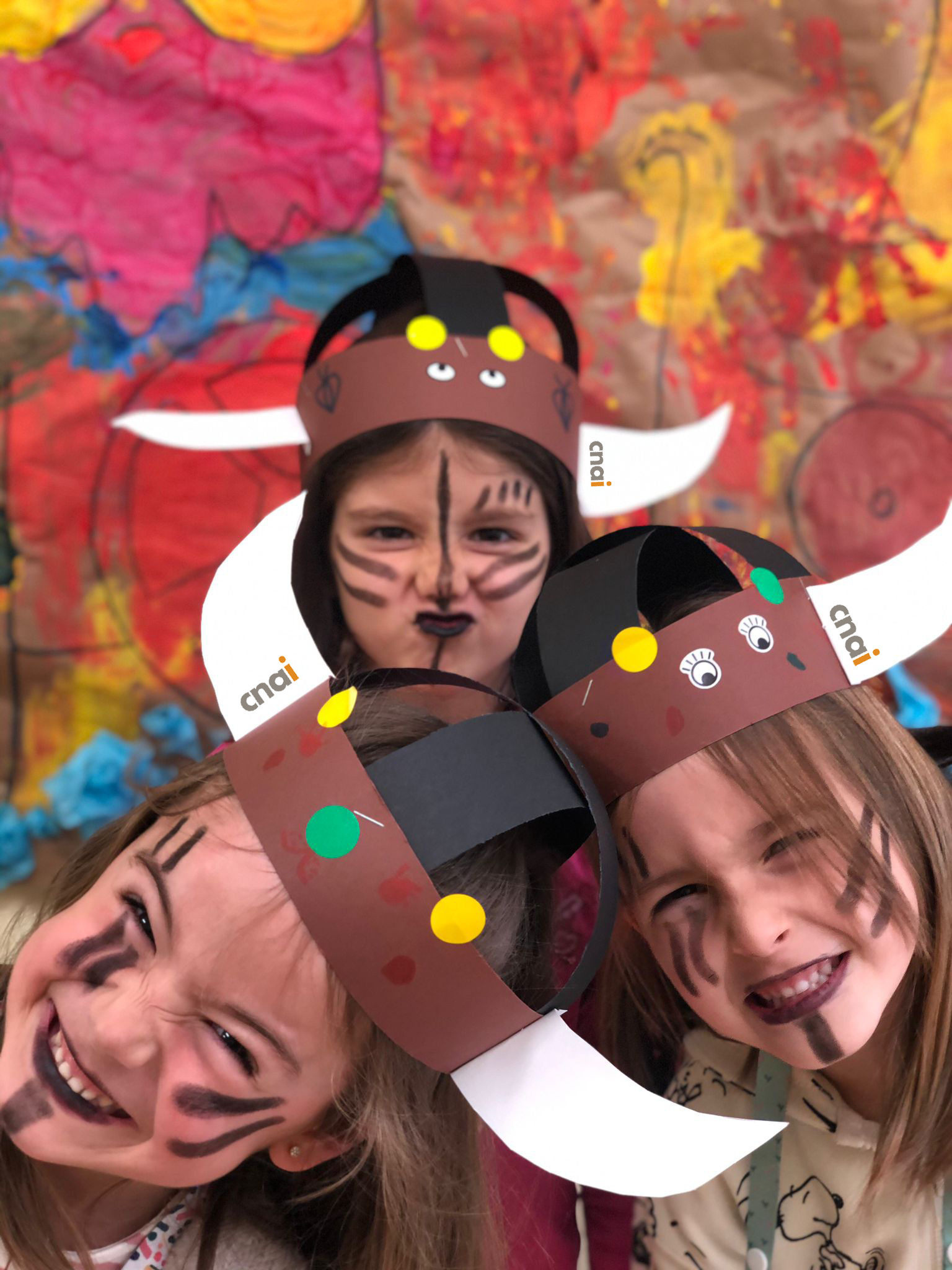 Tres niñas con cascos de vikingas, disfrazadas en un campamento urbano de CNAI
