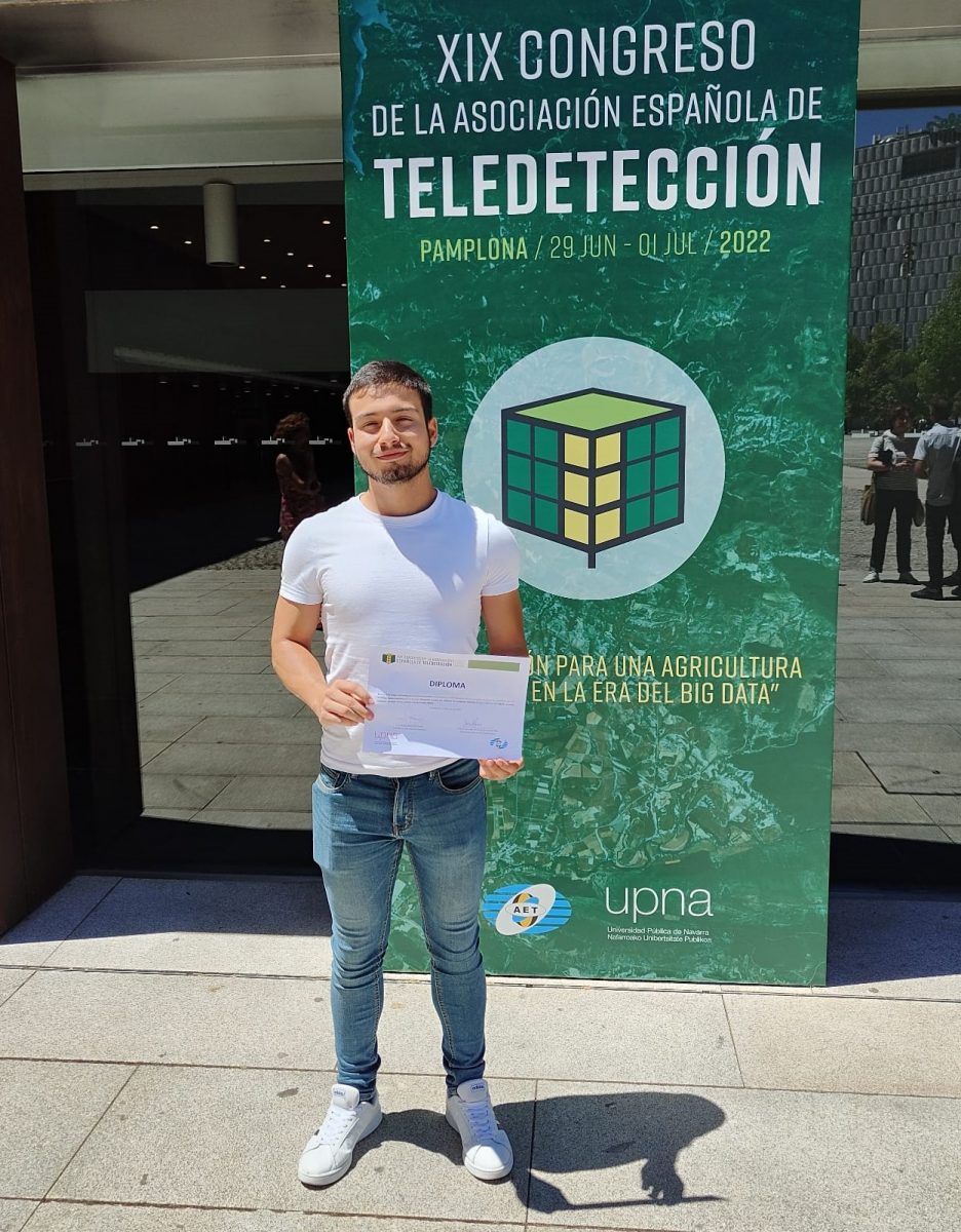 Fotografía de Christian Ayala Lauroba, con el premio al mejor póster del Congreso de la Asociación Española de Teledetección.