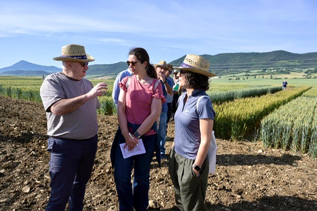 3 personas hablando en el campo