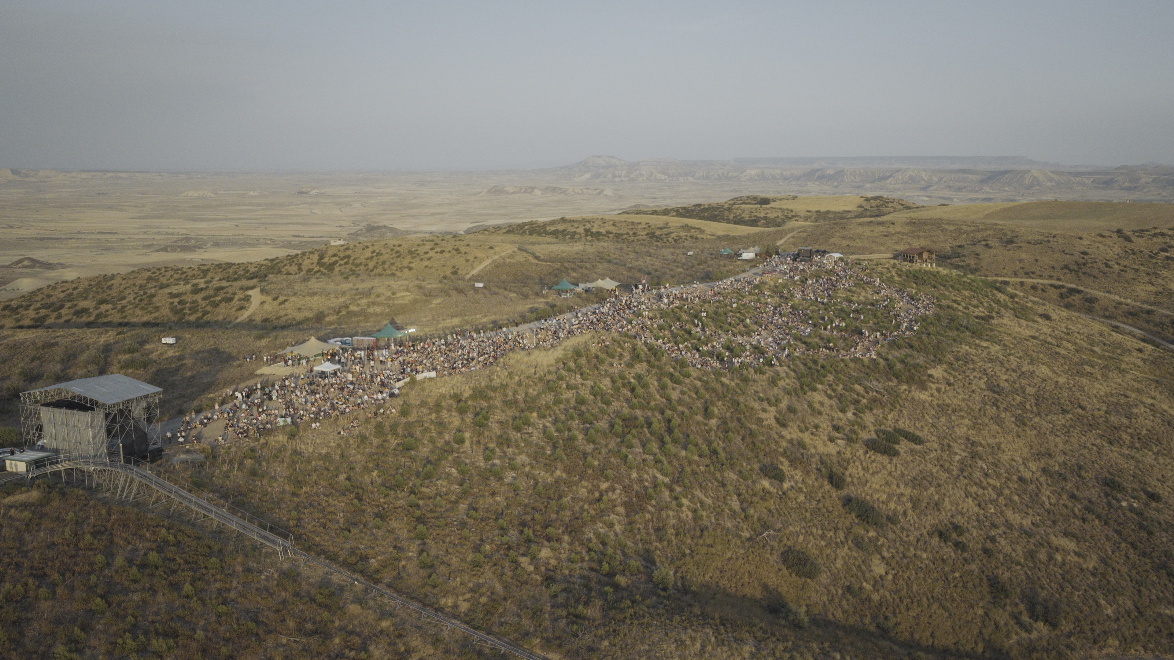 Imagen de un sitio habilitado para ver el eclipse sacada desde el cielo con un dron donde se ve mucha gente y un escenario