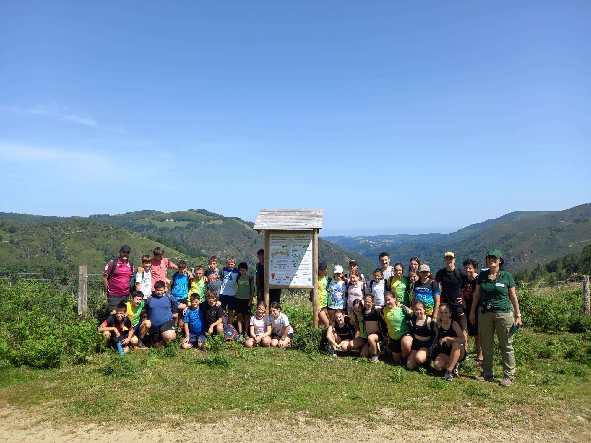 Alumnado y profesorado del Colegio Público Irain y de Tantirumairu Ikastola, junto al equipo técnico de OREKAN y representantes del Ayuntamiento de Lesaka