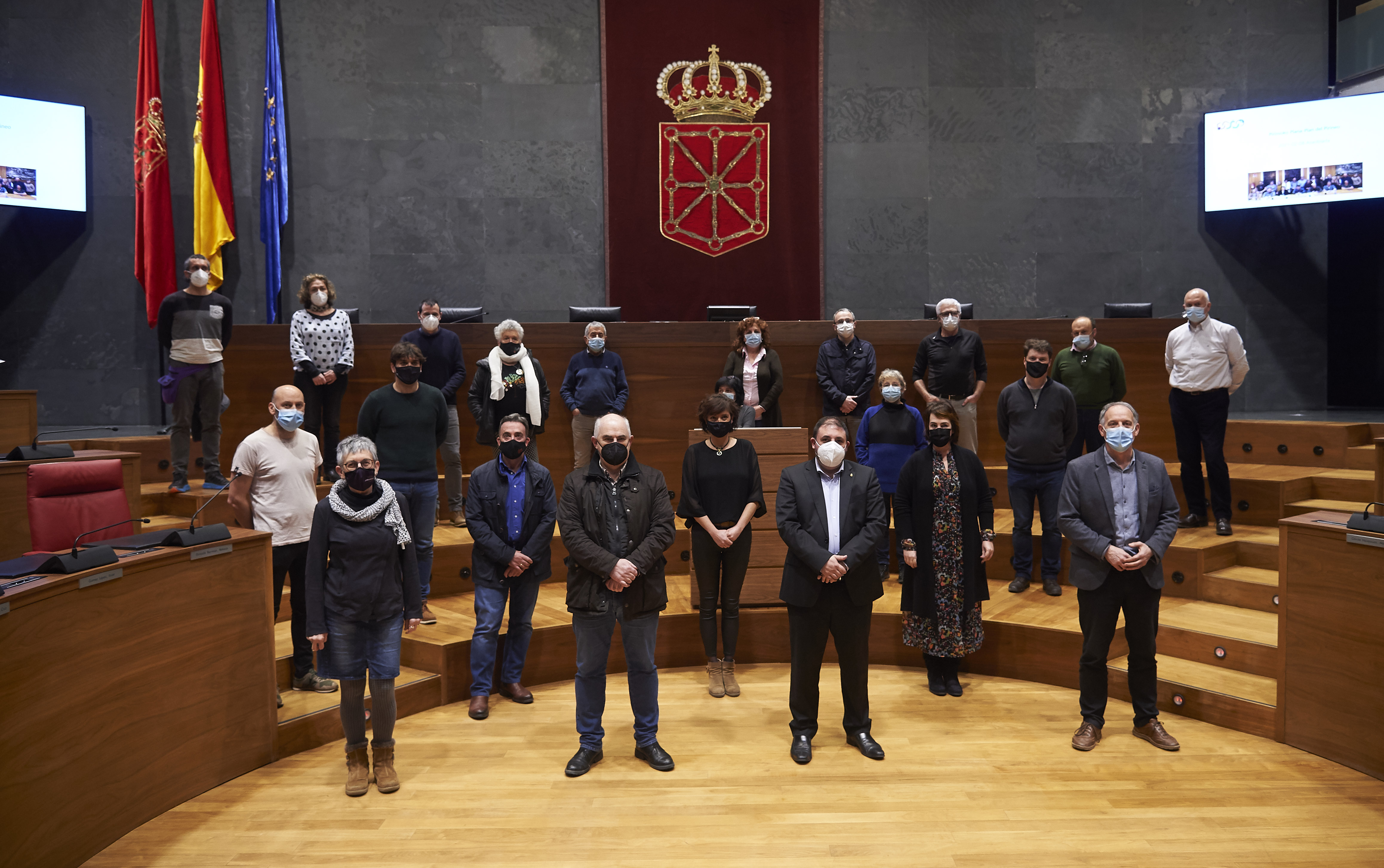 Fotografía de veinte personas en el interior del Parlamento de Navarra