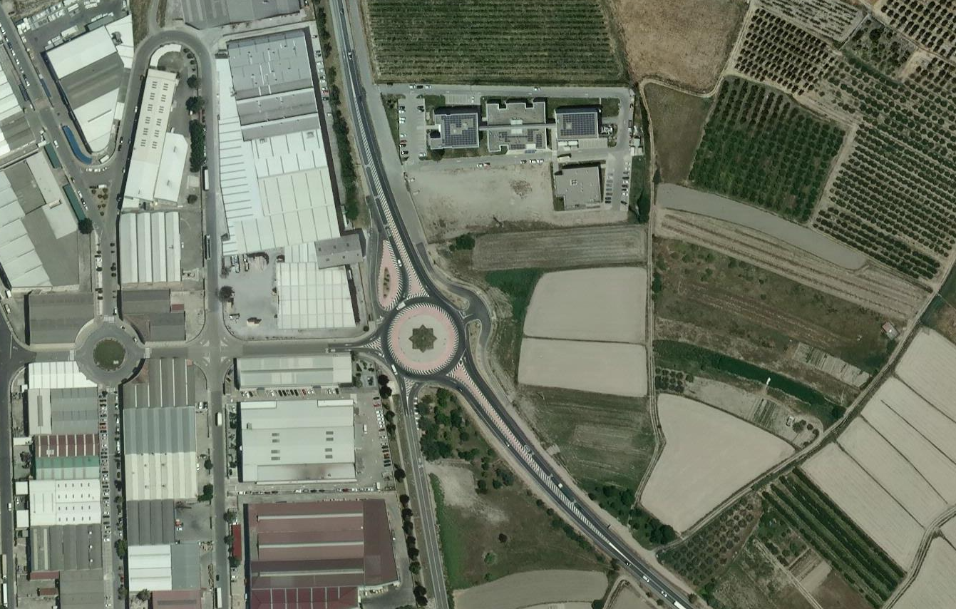 Fotografía de la rotonda de acceso al polígono industrial desde la NA-134. 