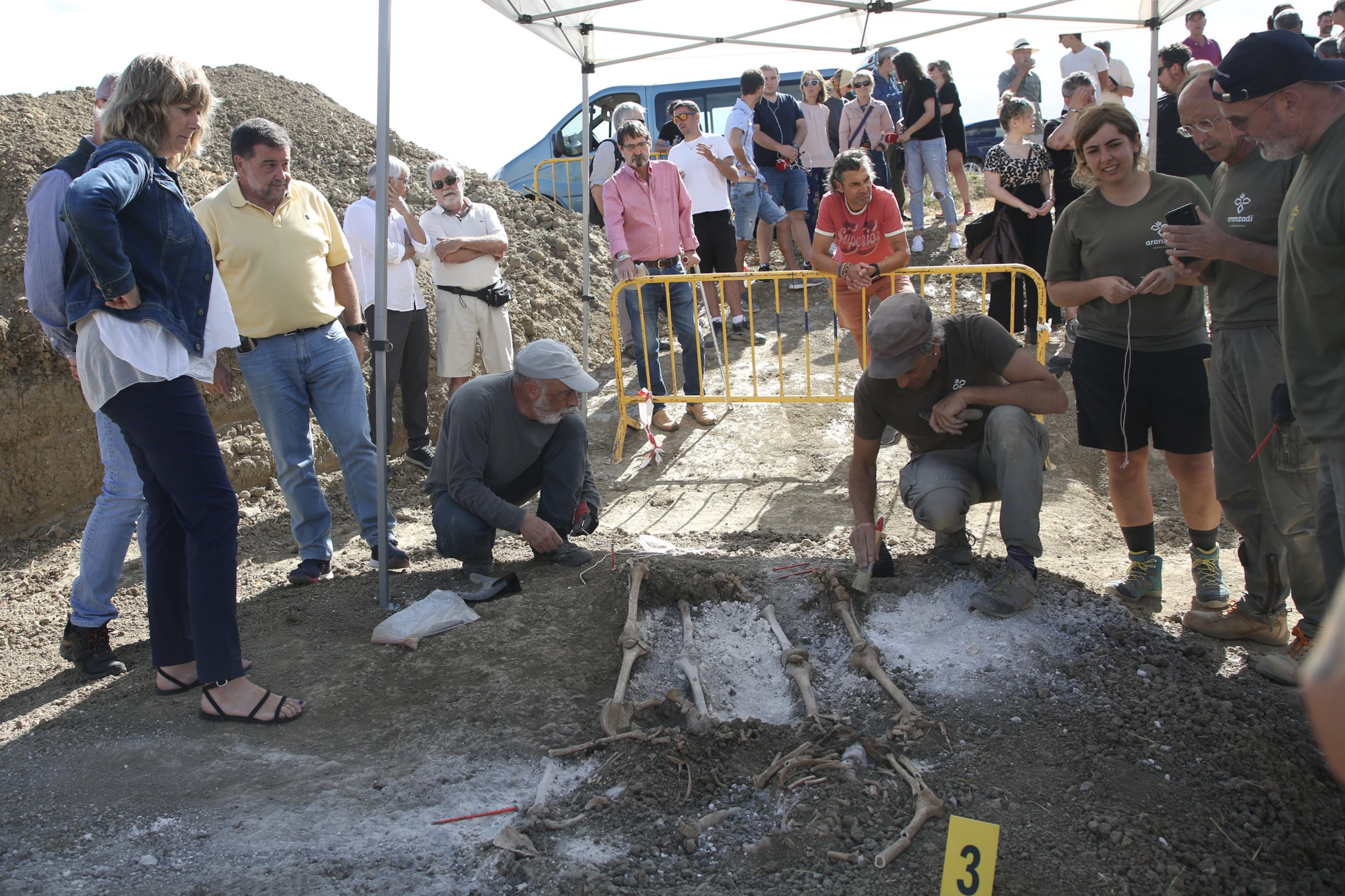 Fotografía de varias personas donde la exhumación. 