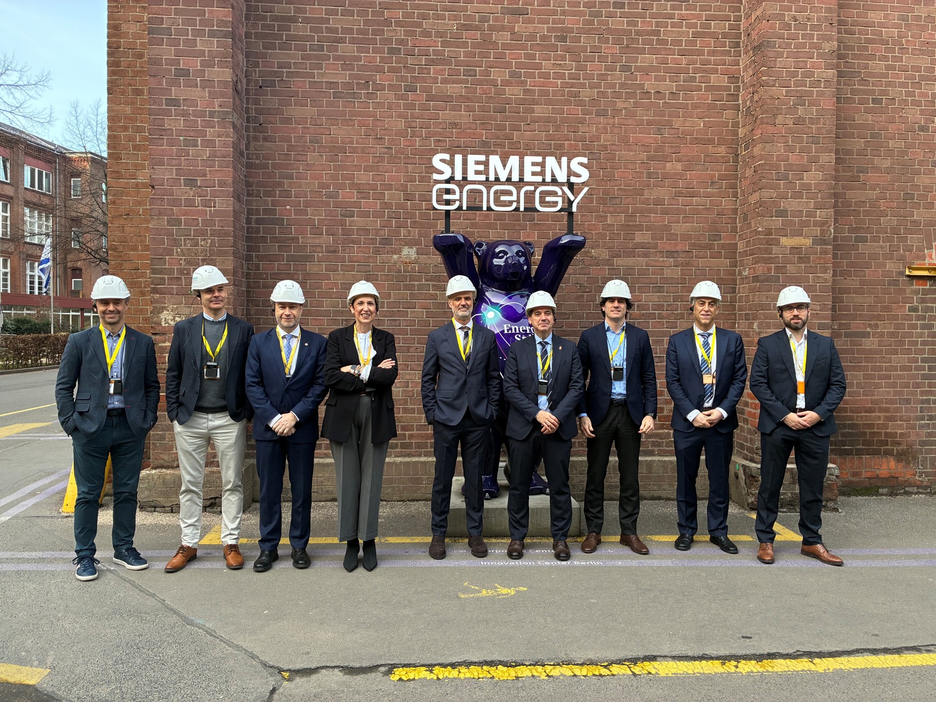 La delegación navarra encabezada por el consejero Irujo junto al director Kerman Gabiola, director general de Siemens Energy en España en la entrada de la sede central de la empresa en Berlín