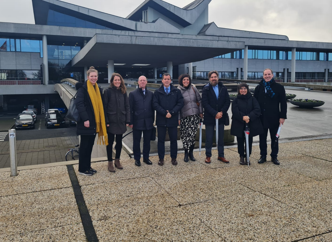 Fotografía del consejero Irujo junto con la delegación navarra y representantes de Noord Brabant, durante su visita al EDIH de esa región.