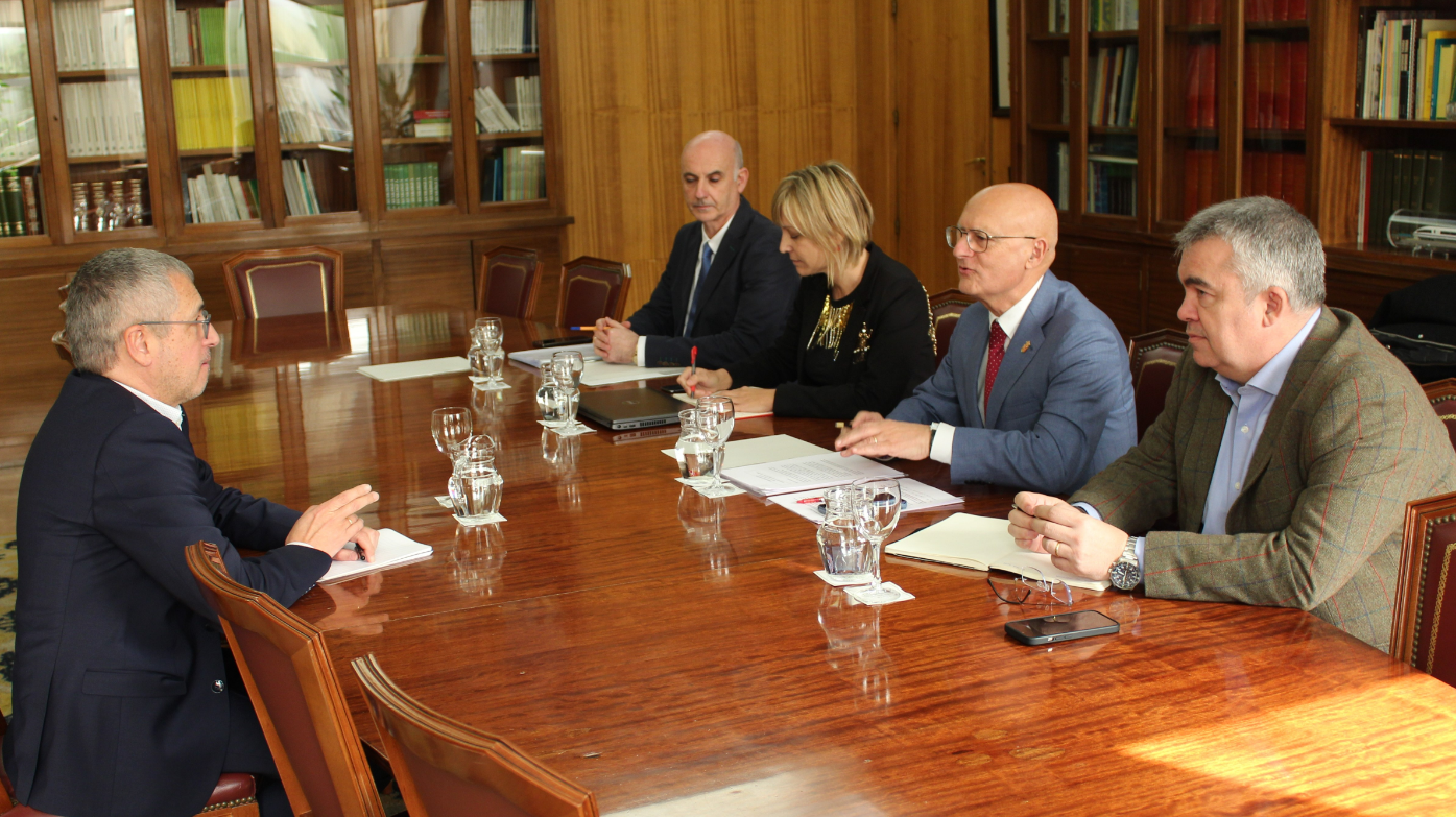 Fotografía de un momento e la reunión mantenida con el Secretario de Estado de Medio Ambiente, Hugo Morán. 