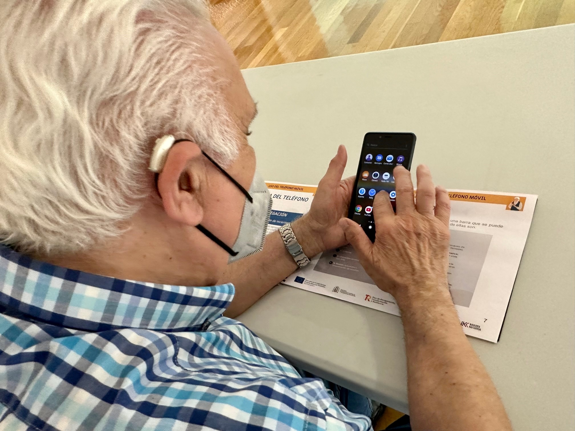 Fotografía de un hombre mayor utilizando un móvil