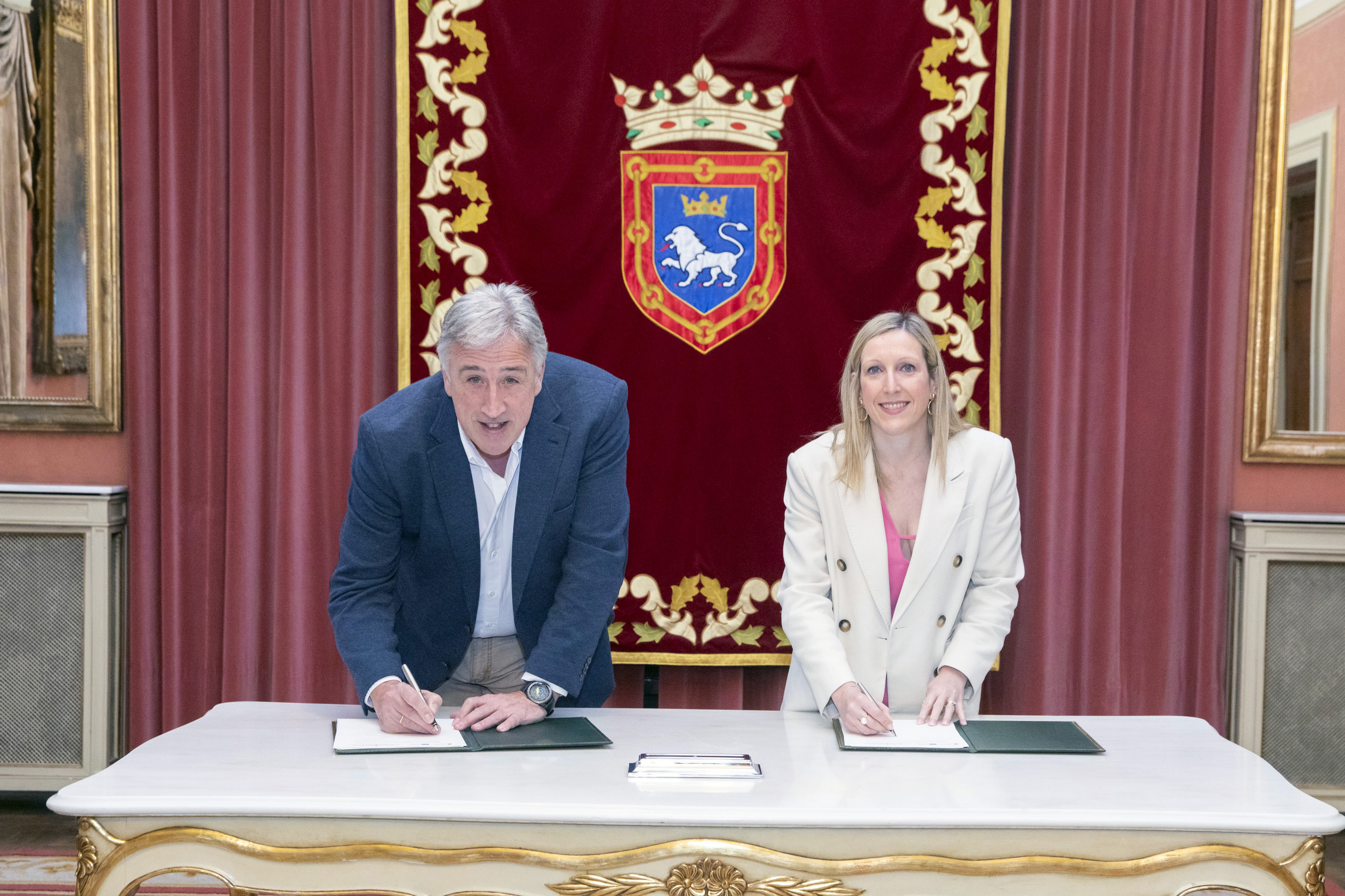 Fotografía del alcalde de Pamplona y la consejera Fanlo en la firma del convenio.