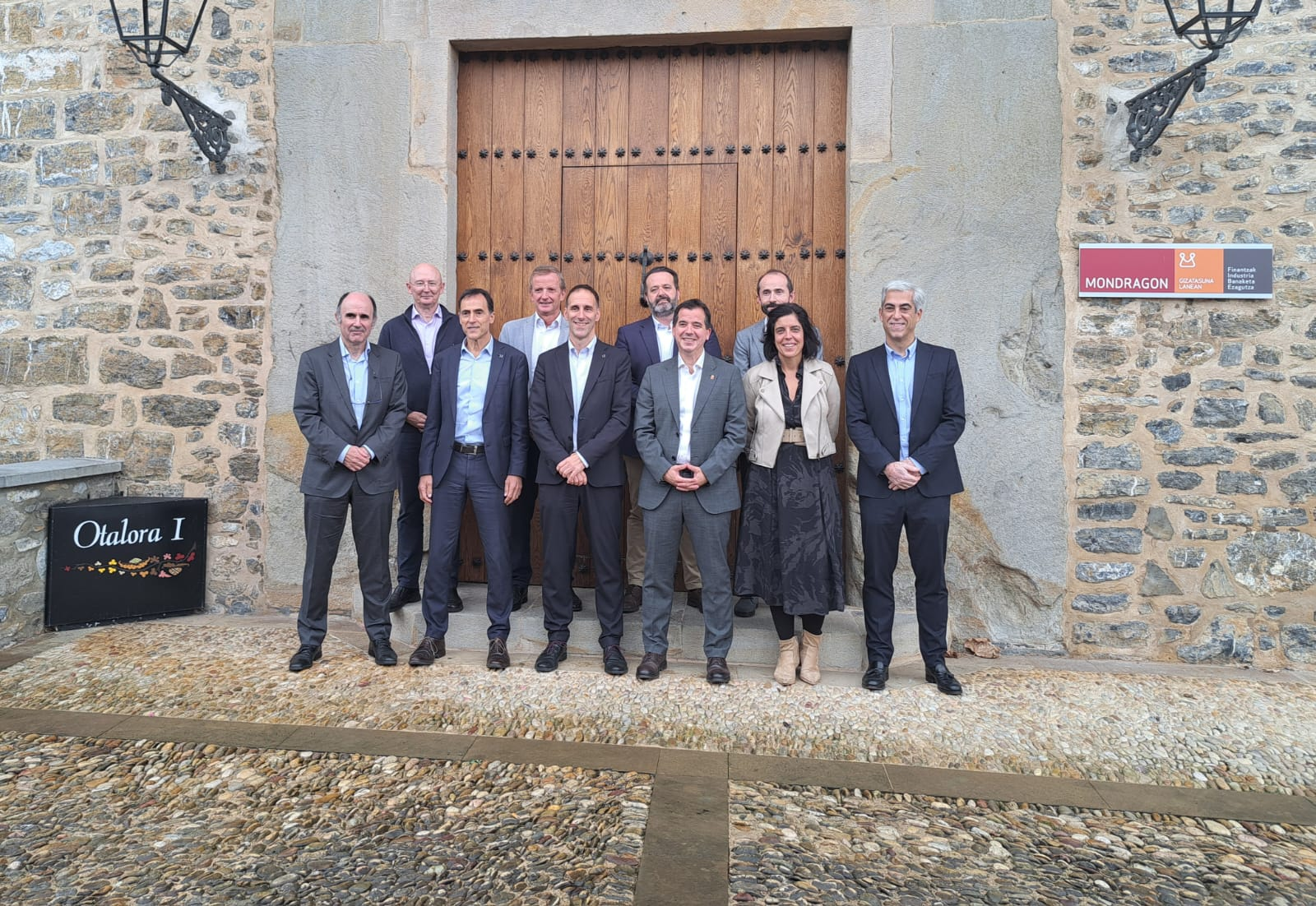 Fotografía del consejero Irujo y resto de asistentes a la reunión por parte de Gobierno de Navarra, SODENA y MONDRAGON.