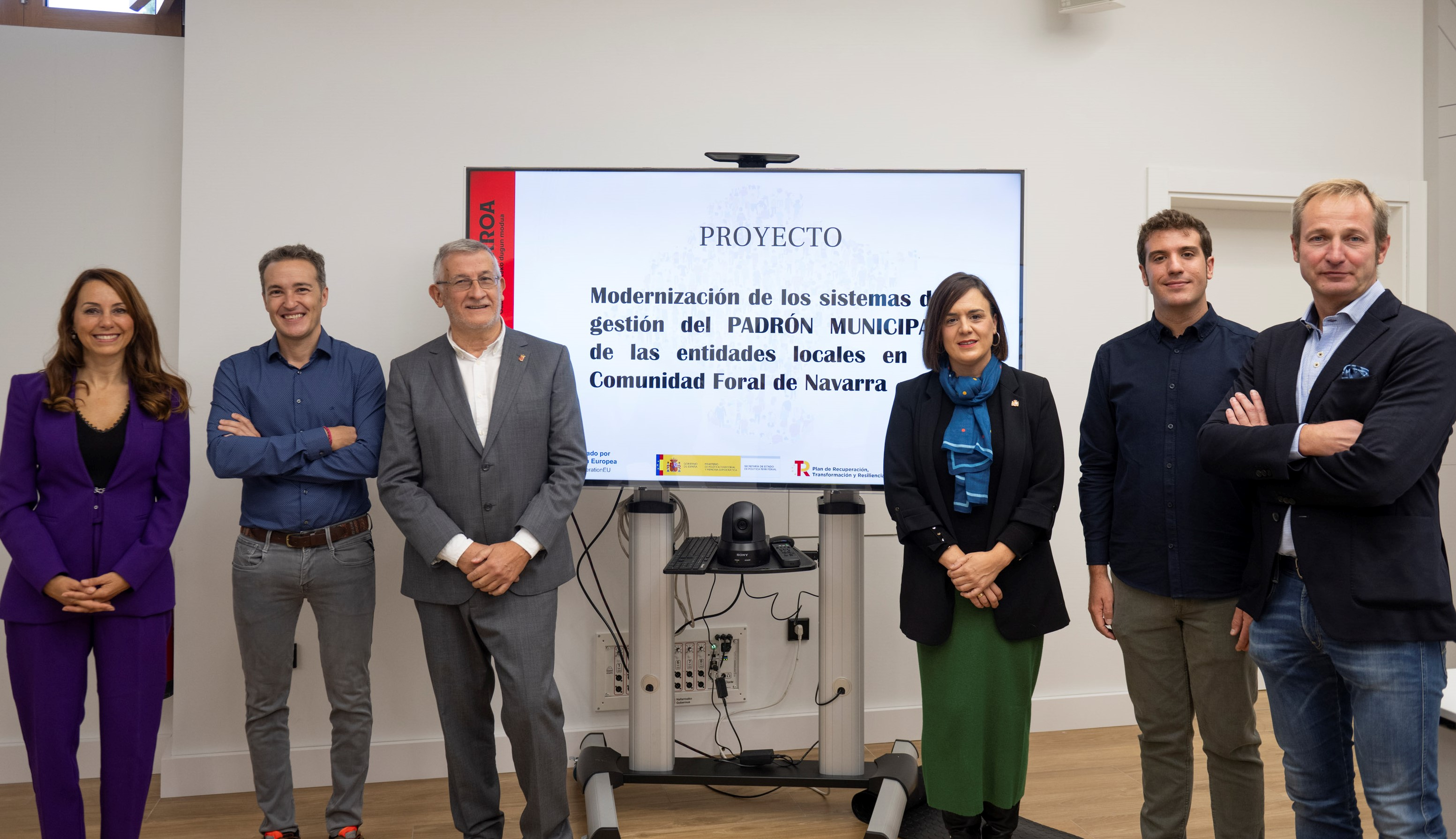 Fotografía de Mar González, Luis Campos, el vicepresidente Félix Taberna, Alicia Echeverría, Xabier Alcuaz y Pablo Cebrián