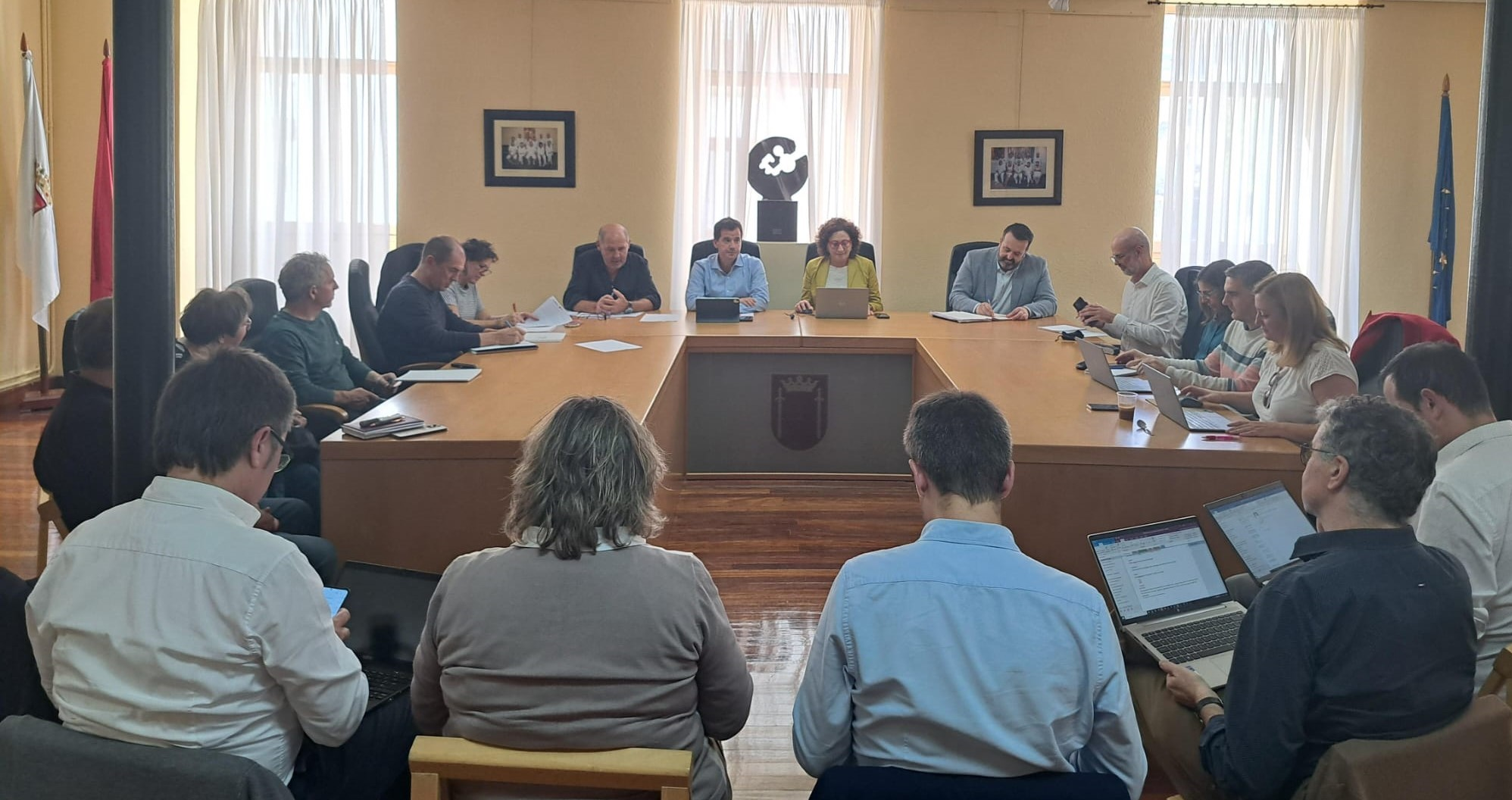 Fotografía del alcalde Aoiz, Ángel Martin Unzué; el consejero Irujo; la consejera Maeztu; y el director general de Fomento Empresarial, Iñigo Arruti, junto al resto de entidades y asociaciones participantes de la reunión