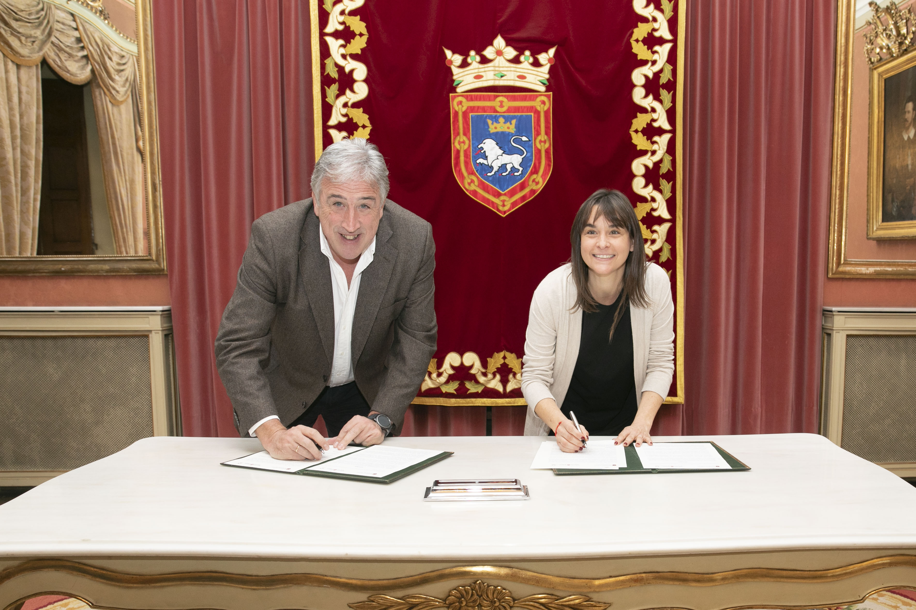 Fotografía del alcalde de Pamplona, Joseba Asirón, junto a la vicepresidenta Alfaro, durante la firma del convenio