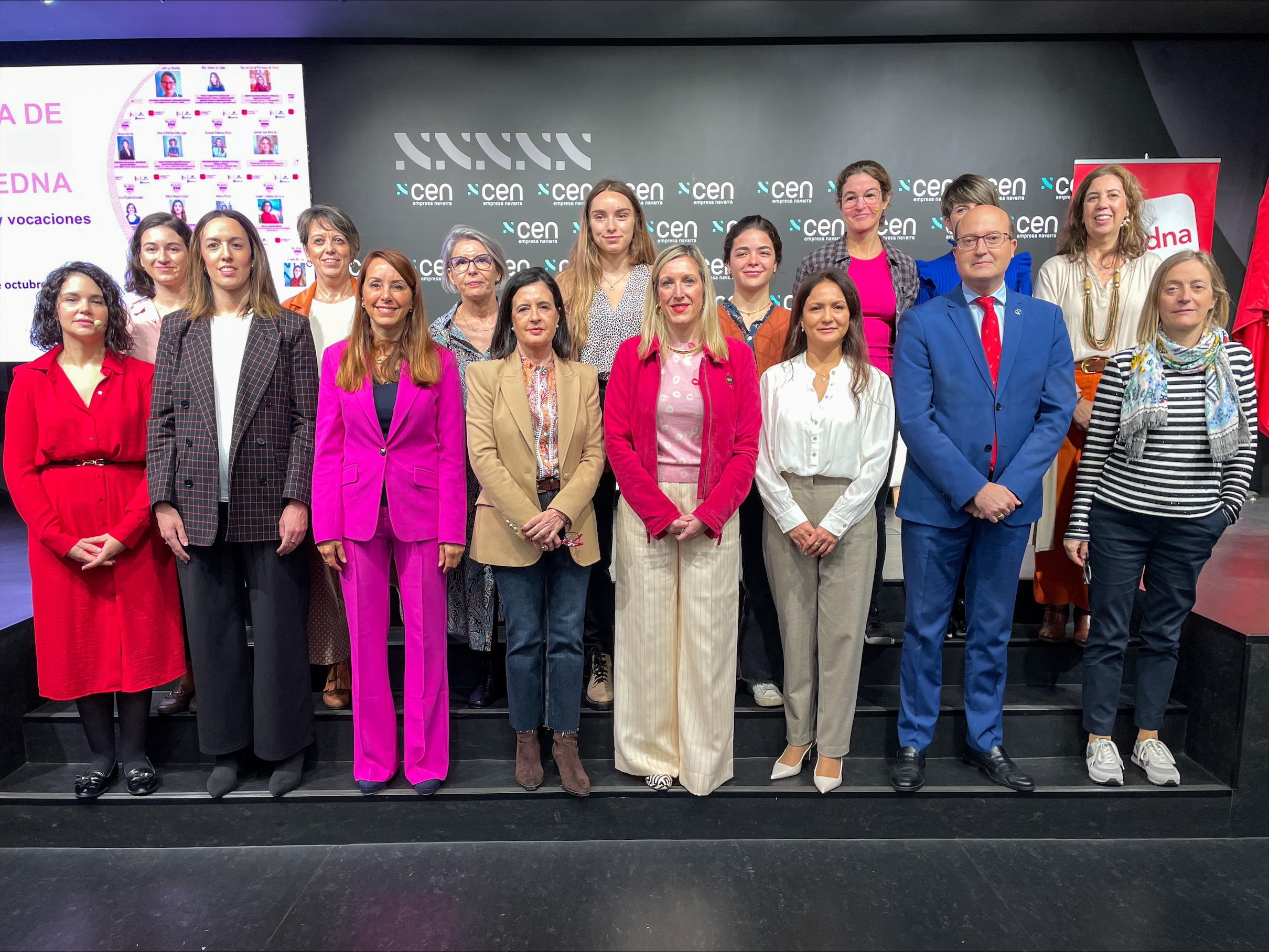 Fotografía de la consejera Fanlo, con el resto de participantes en la jornada.  