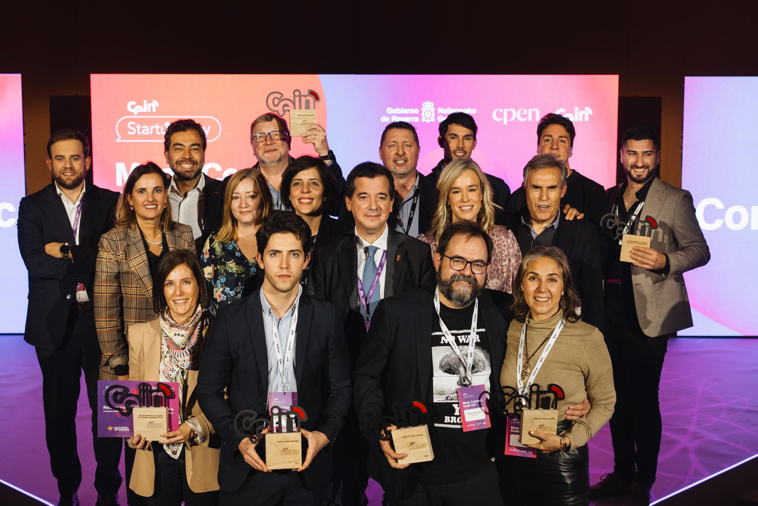 Fotografía del consejero Irujo, en el centro, con premiados y premiadas. 