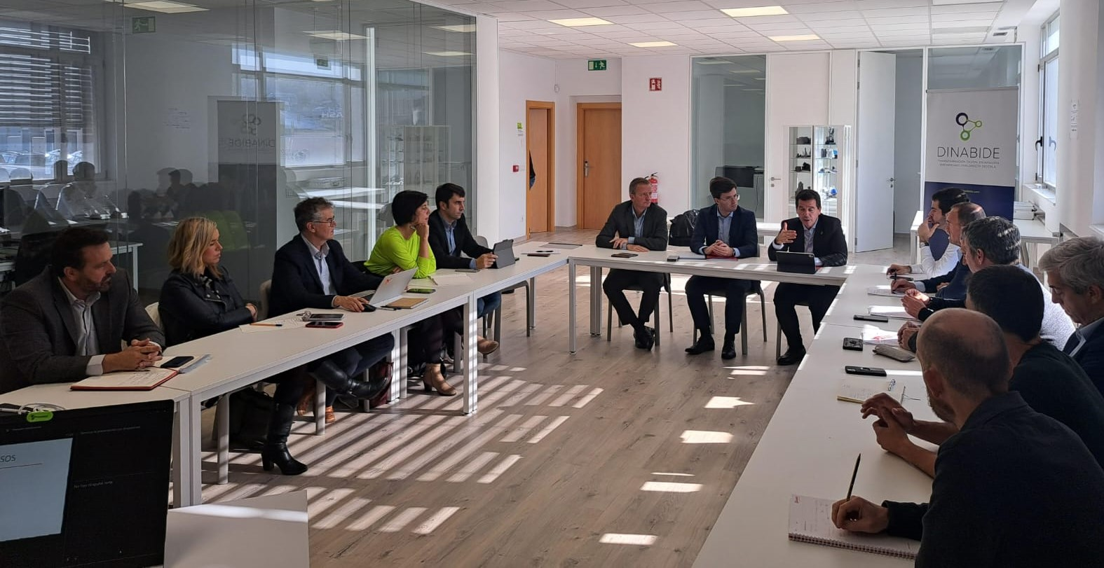 Fotografía del consejero y asistentes durante la reunión