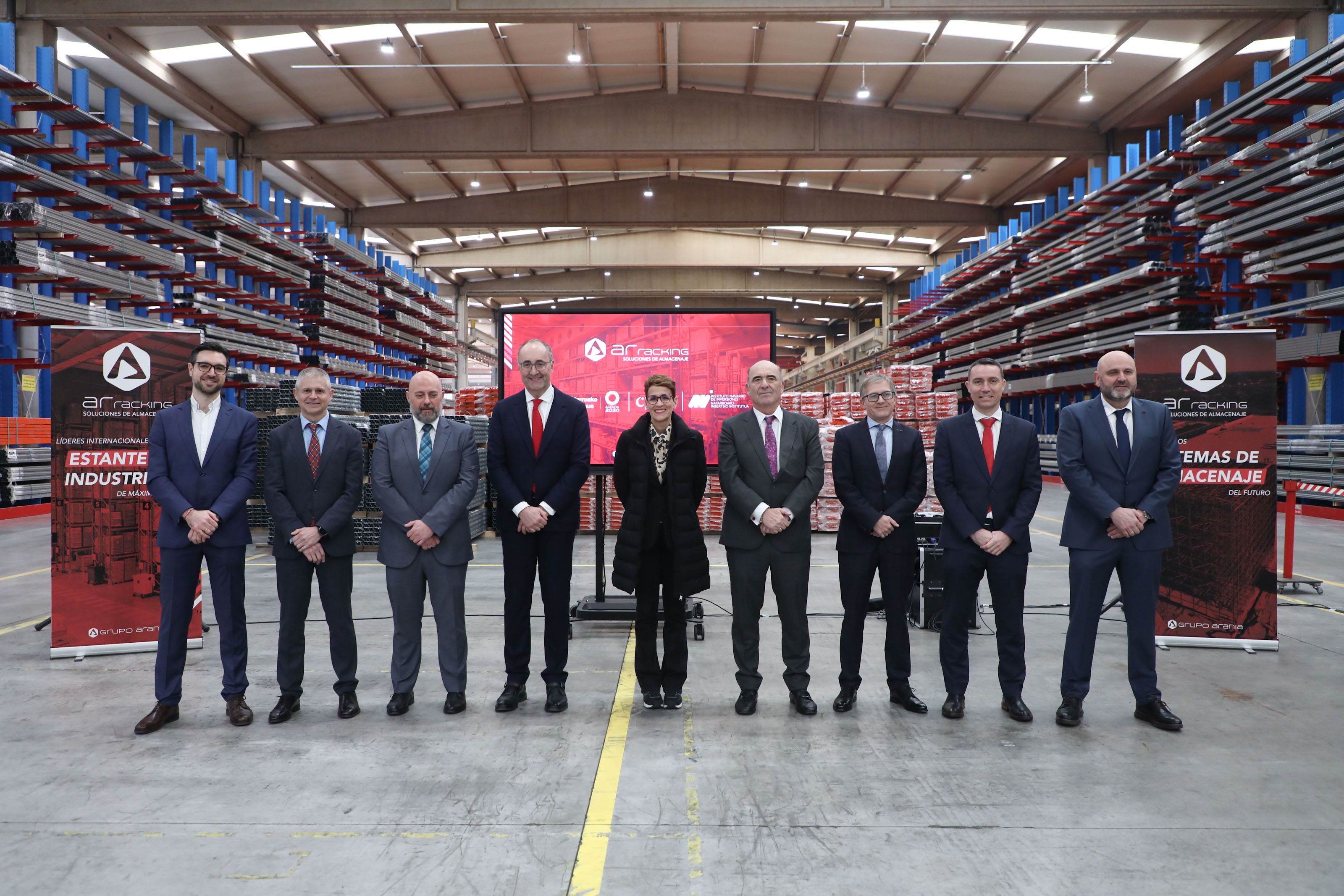 Fotografía de la Presidenta Chivite, al frente del grupo institucional en la visita, junto a los responsables de la empresa.