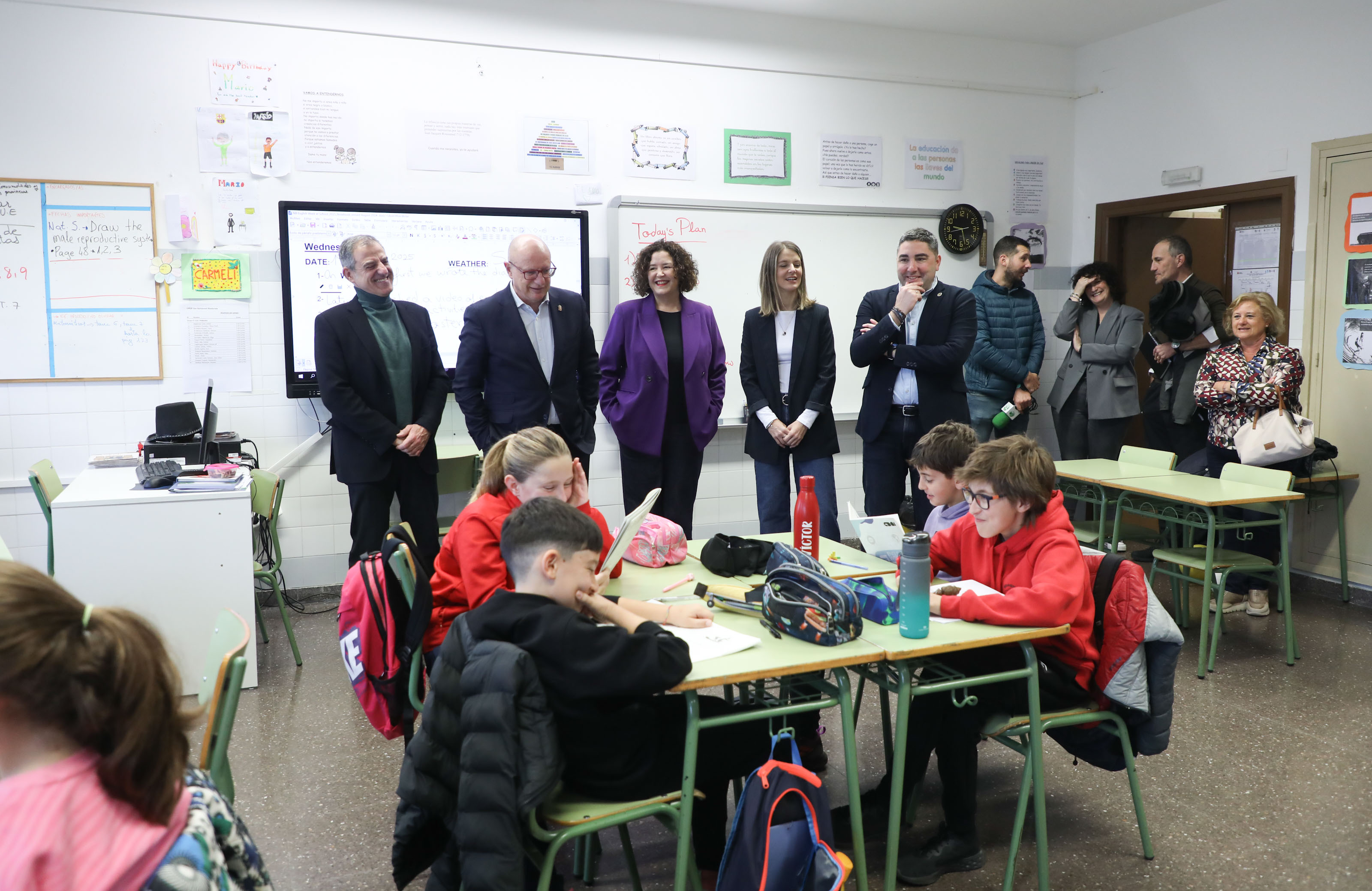 Fotografía de un momento de la visita a un centro escolar