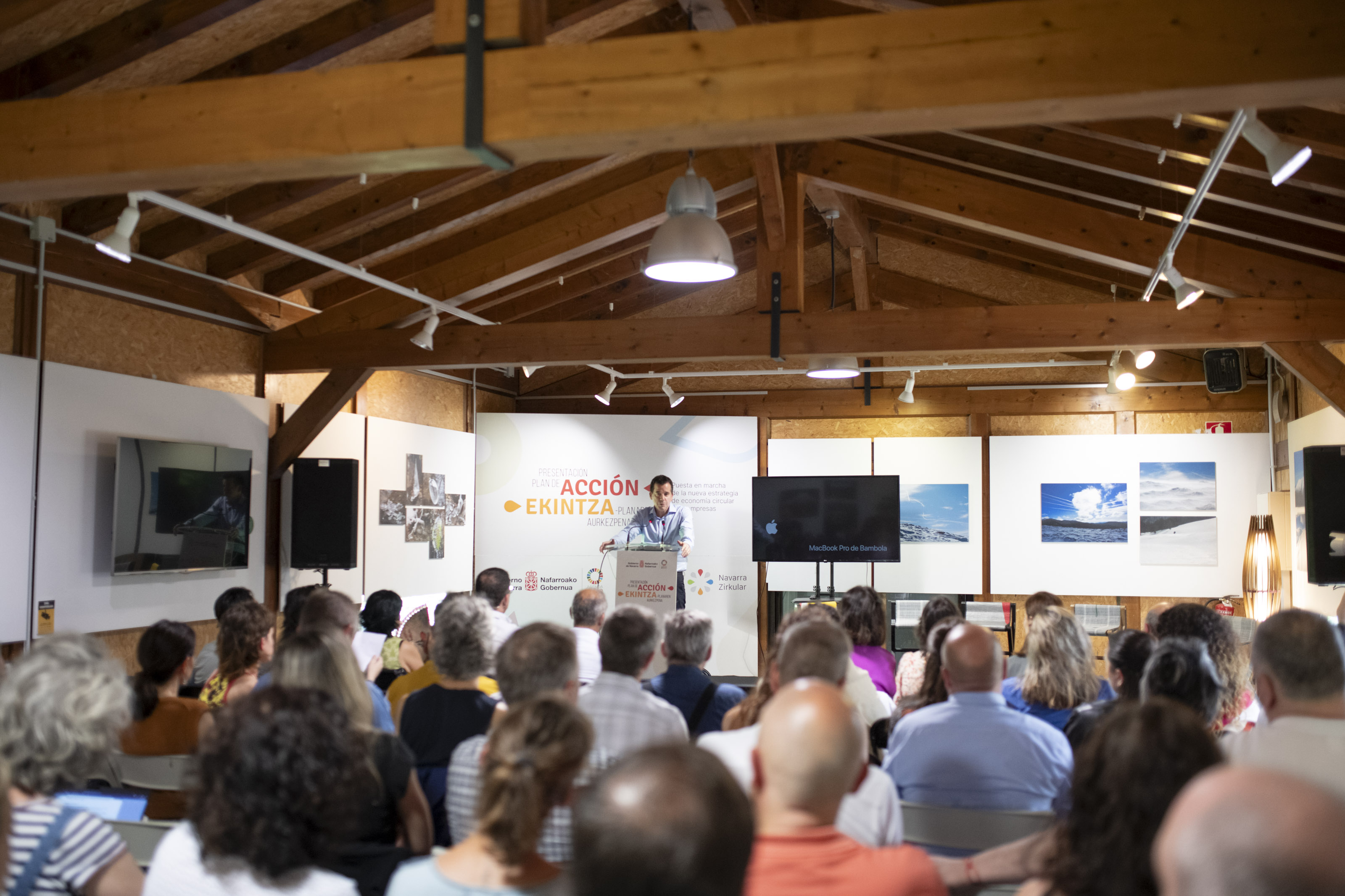 Fotografía del consejero Irujo, durante la presentación del Plan de Acción de NZK en junio del año pasado. 