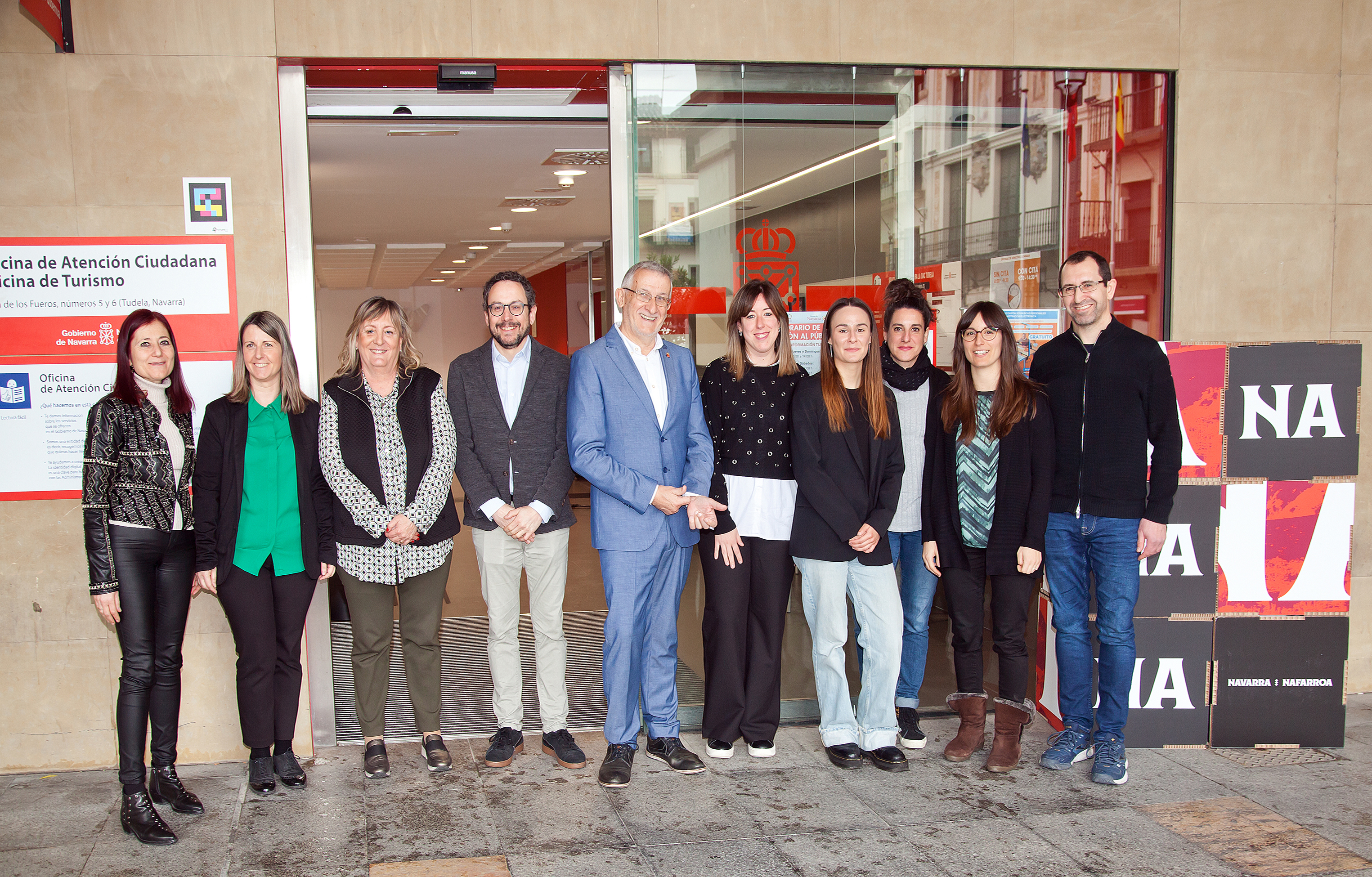 Fotografía del vicepresidente Félix Taberna y Joseba Asiain, con personal responsable de la Oficina de Atención Ciudadana de Tudela. 