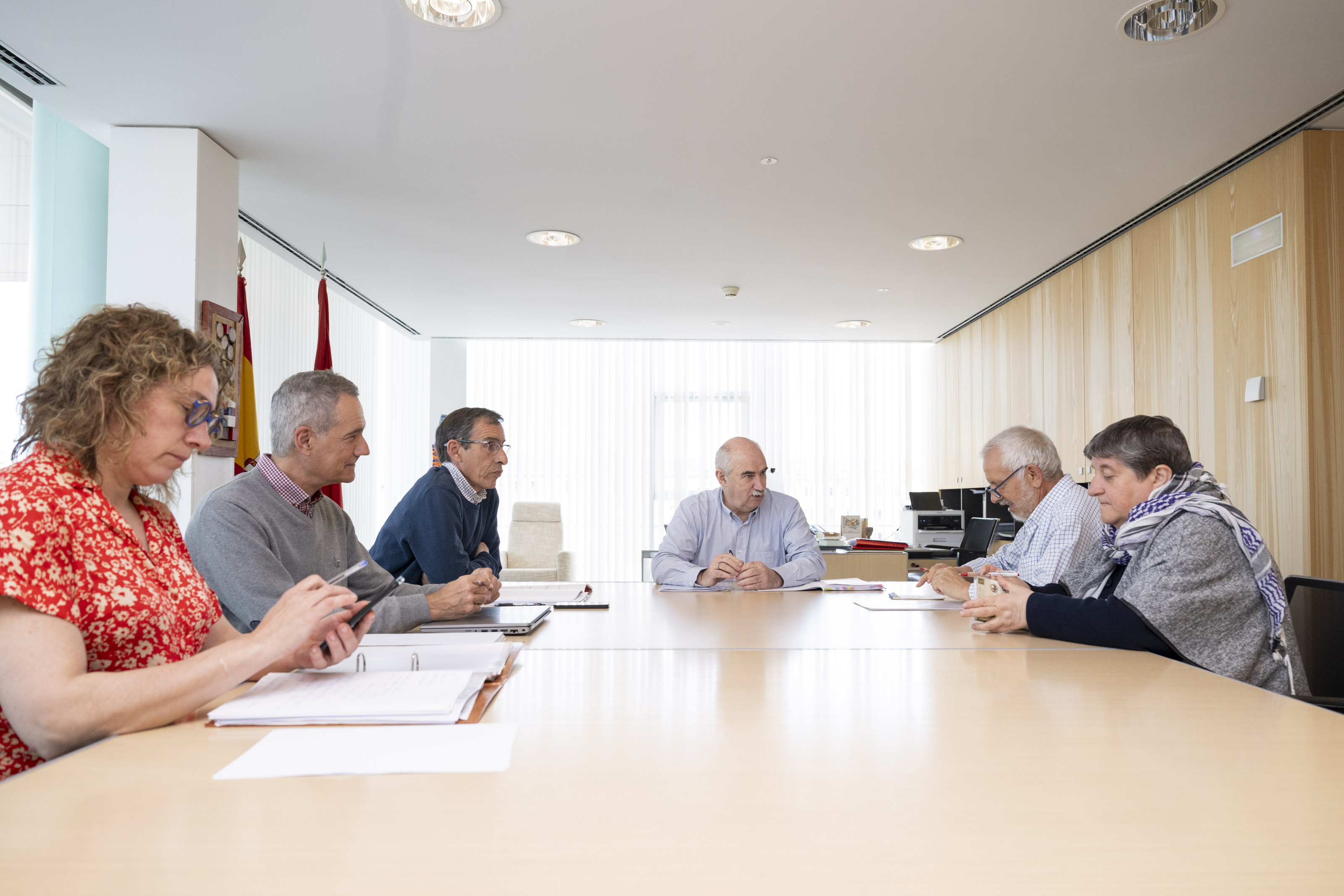 Fotografía del consejero Aierdi, junto al director general de Agricultura, Ignacio Gil, en la reunión mantenida con la plataforma de defensa del patrimonio navarro. 