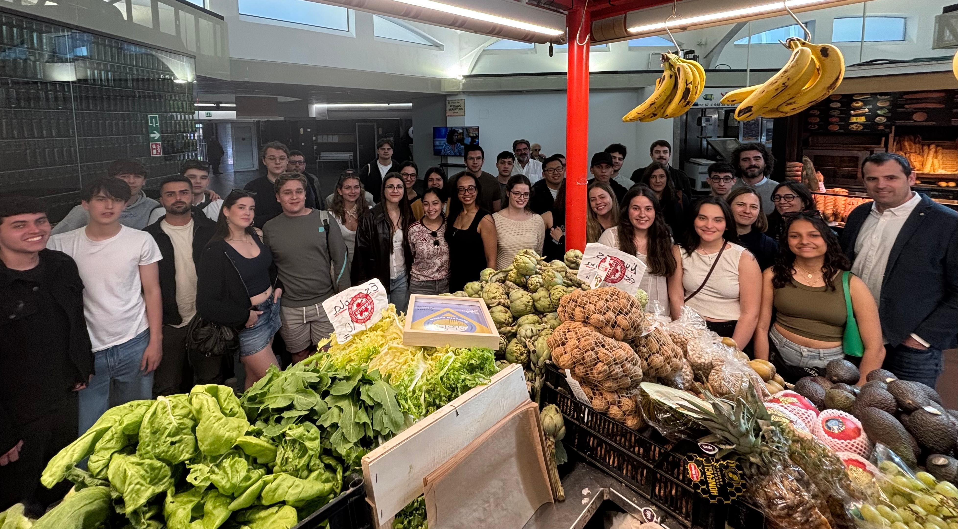Fotografía de los estudiantes durante su visita al mercado