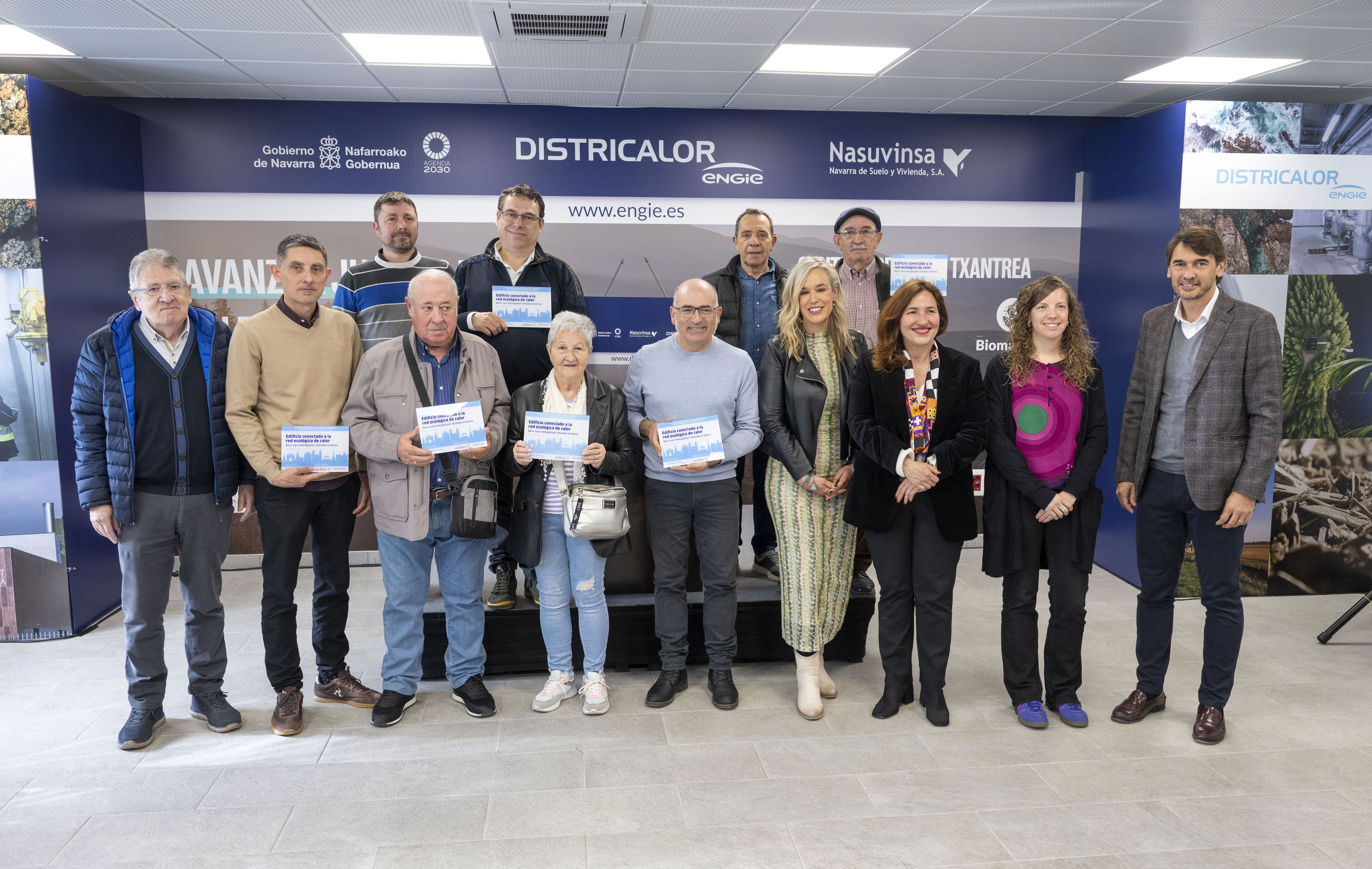 Fotografía de la directora general Basterra, personal de Nasuvinsa y ENGIE España, junto a representantes de las entidades y comunidades vecinales que se han conectado a la Red de Calor de Txantrea. 