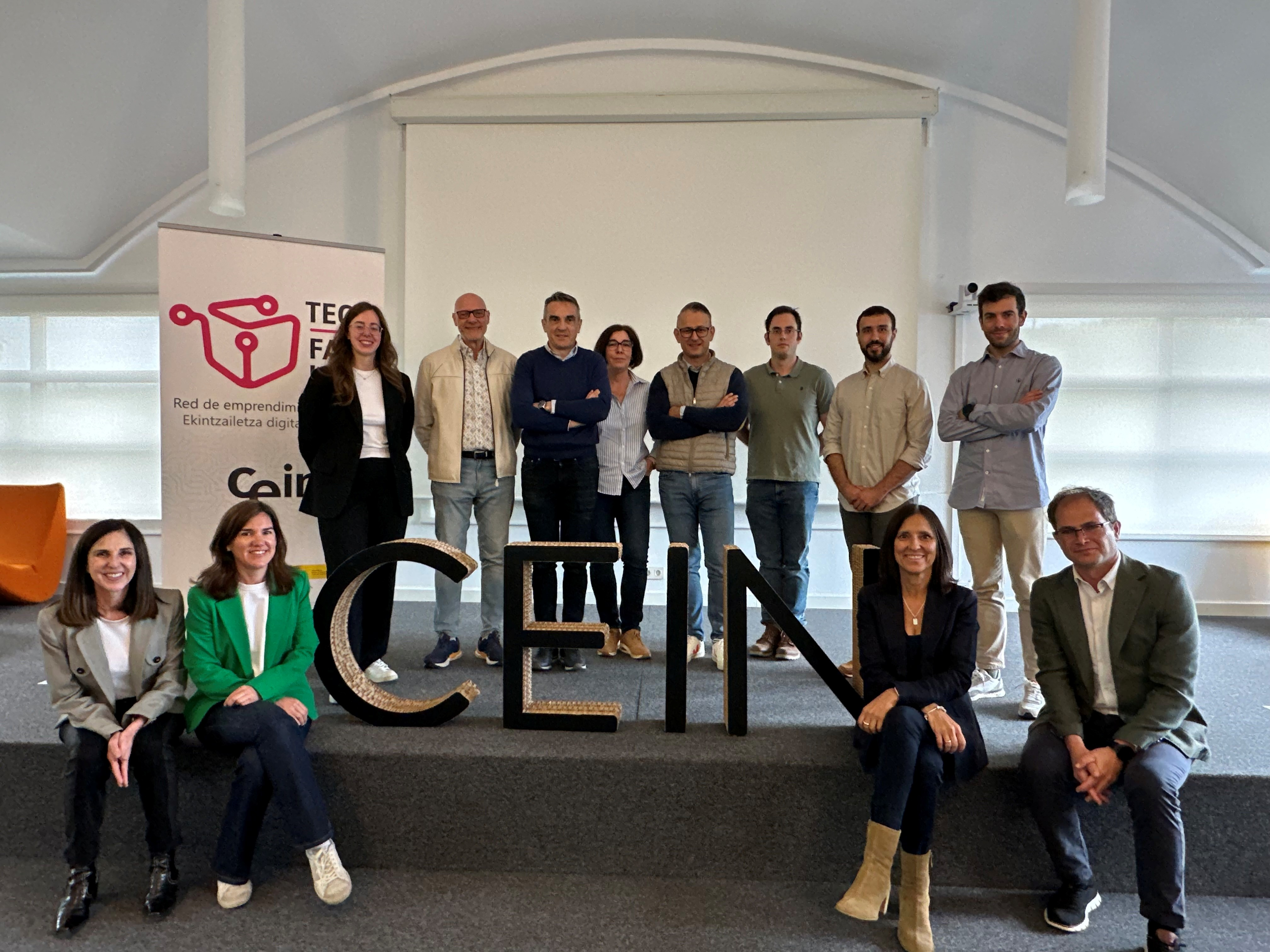 Fotografía de los participantes en el programa Open Innovation, junto a técnicas de emprendimiento de CEIN. 