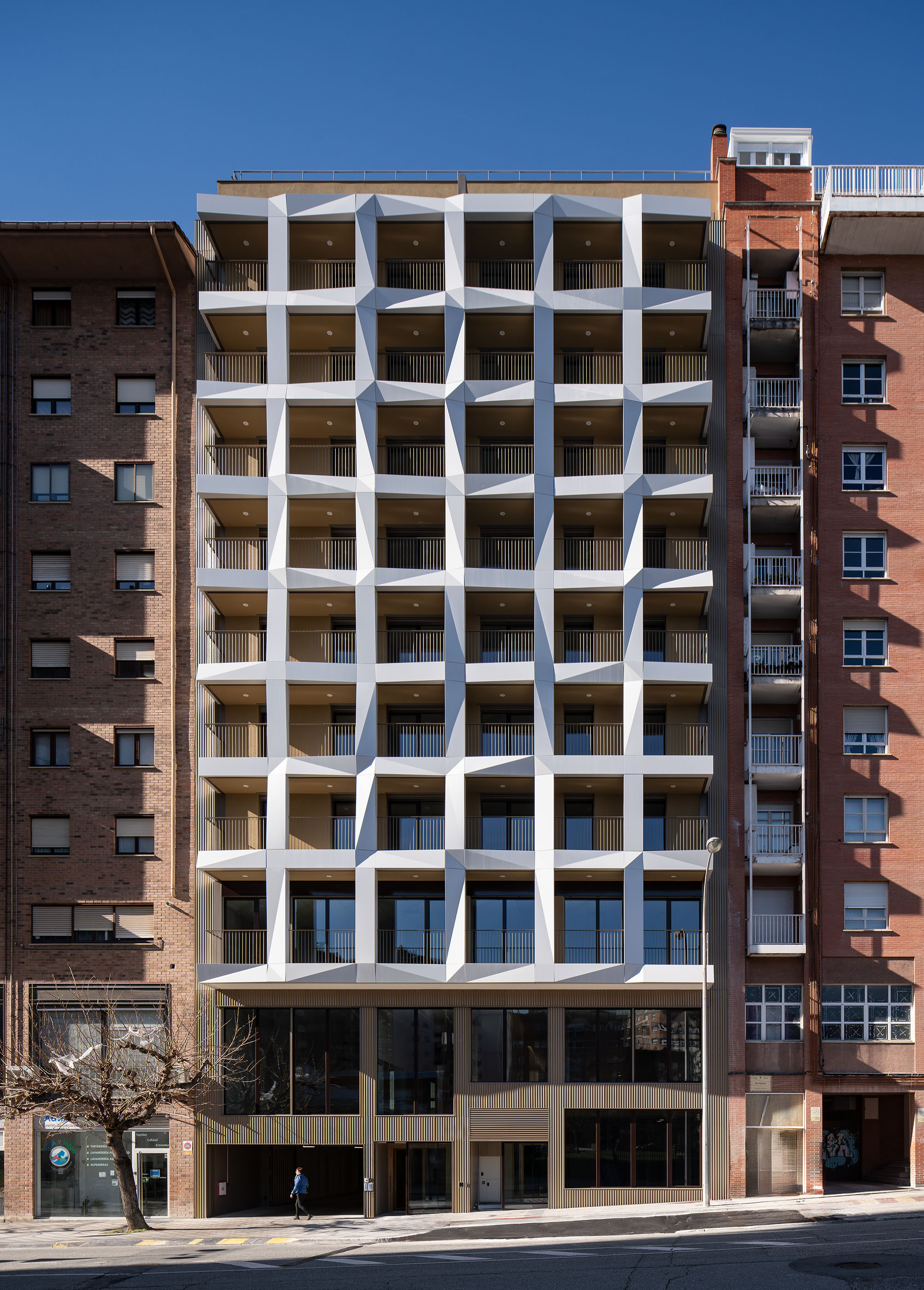 Fotografía de la fachada del edificio de apartamentos