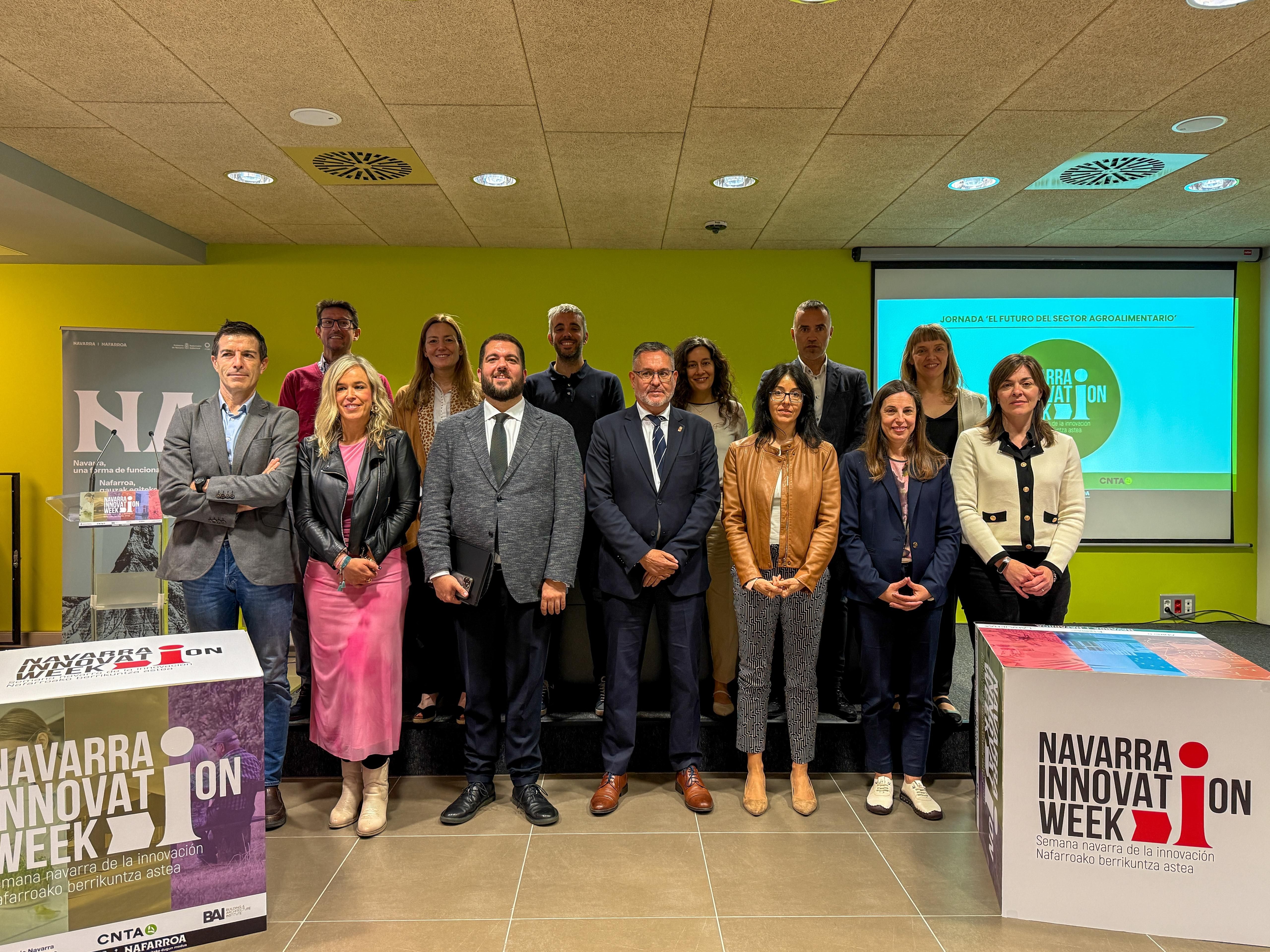 Fotografía del consejero García y resto de participantes en la jornada.