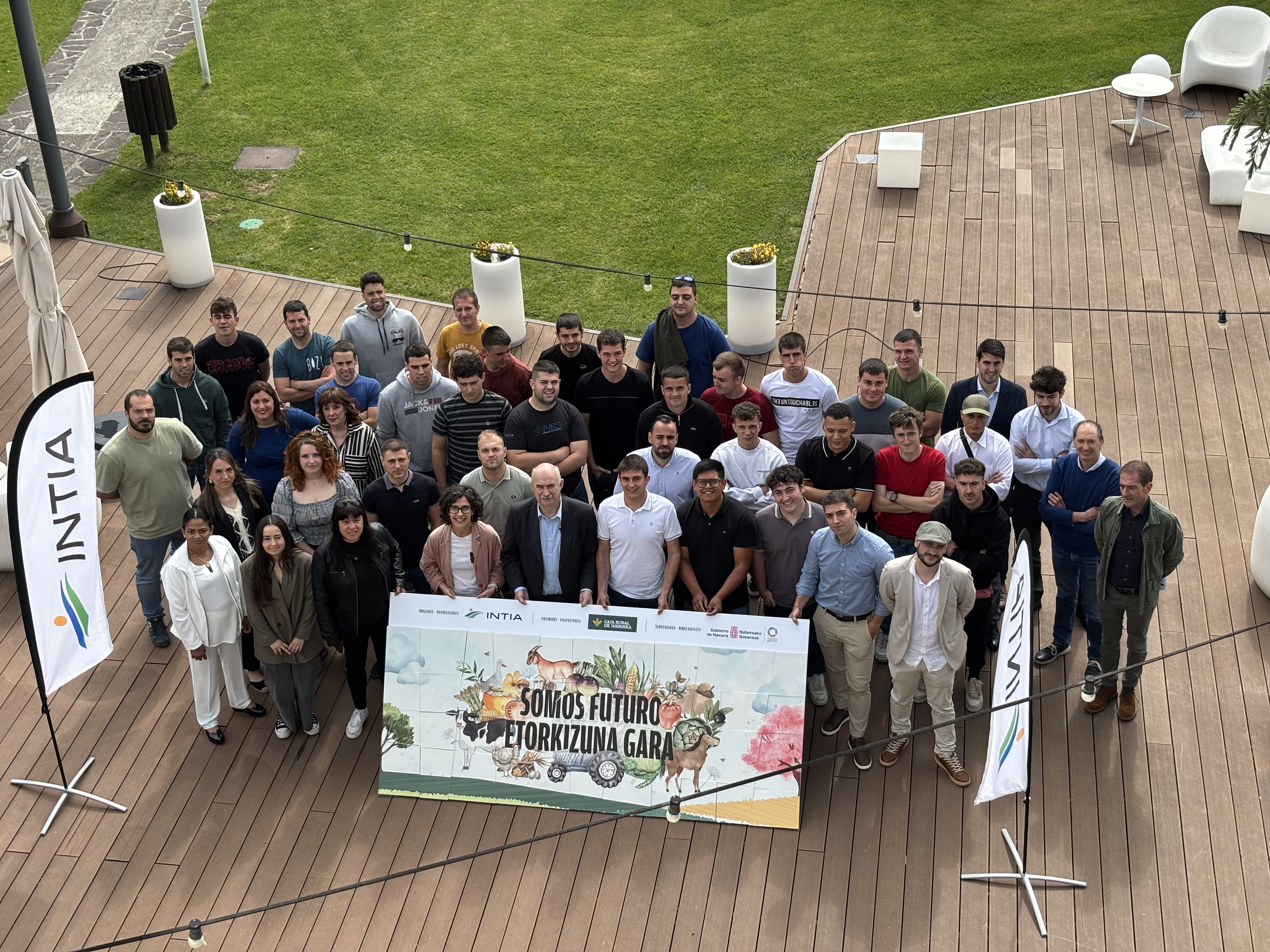 Foto de grupo del consejero Aierdi, junto a la gerente de INTIA y los y las jóvenes que han completado la formación para incorporarse al sector agrícola y ganadero.