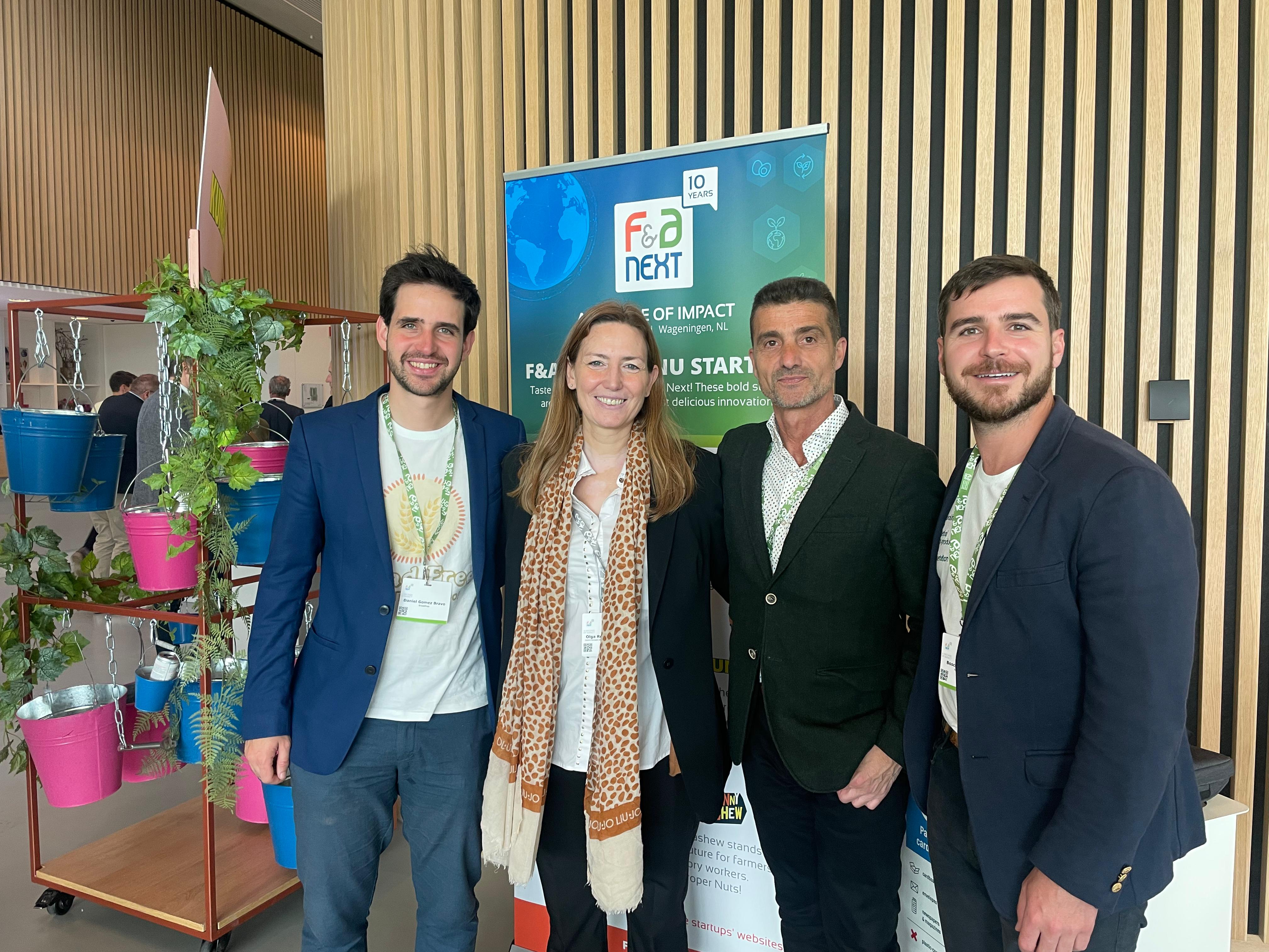Fotografía de Daniel Gómez-Bravo, CEO de BreadFree; Olga Romero, técnica de emprendimiento de CEIN; Mariano Oto, CEO de Nucaps; y Bosco Emparanza, CEO de MOA FoodTech.