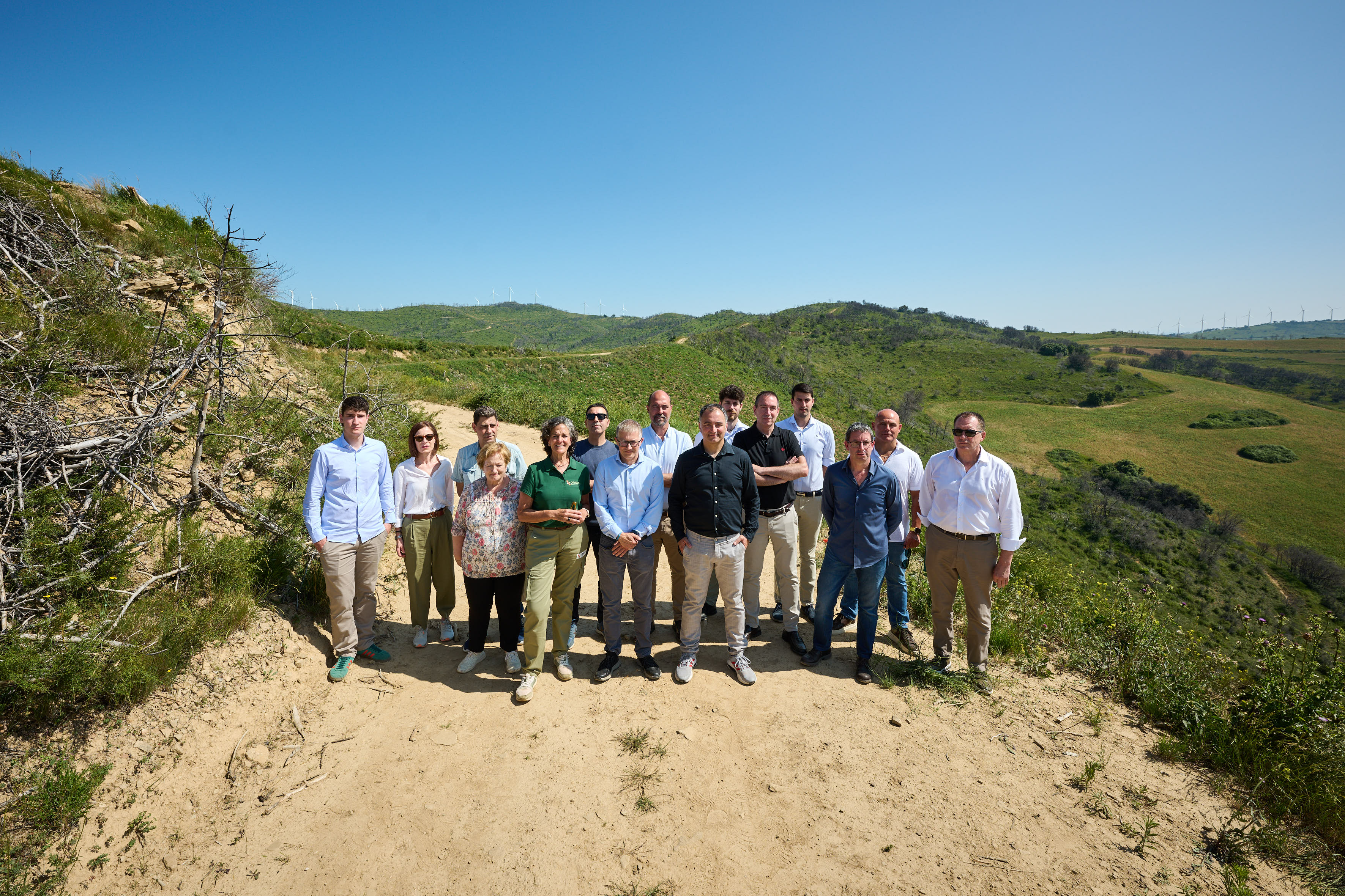 De izquierda a derecha: Martxel Senosiain (RODONA Industria Gráfica), Ana Iribarren (RODONA Industria Gráfica), Fernando Joao (Ayto. Legarda), Sagrario Barasoain (Ayto. Legarda), Itziar Gómez (OREKAN), Eduardo Nanclares (NICDO, Punto de Vista), Francisco Fernández (CPEN), Jorge Acín (Servicios Ecológicos de Navarra), Fernando Larumbe (Ayto. Legarda), Jonathan Bermejo (Caja Rural), Manuel Soria (AUDENASA), Miguel Mena (Caja Rural), Alberto Madinabeitia (Arantza Hotela), Unai Elorda (Arantza Hotela) y Juan Mª