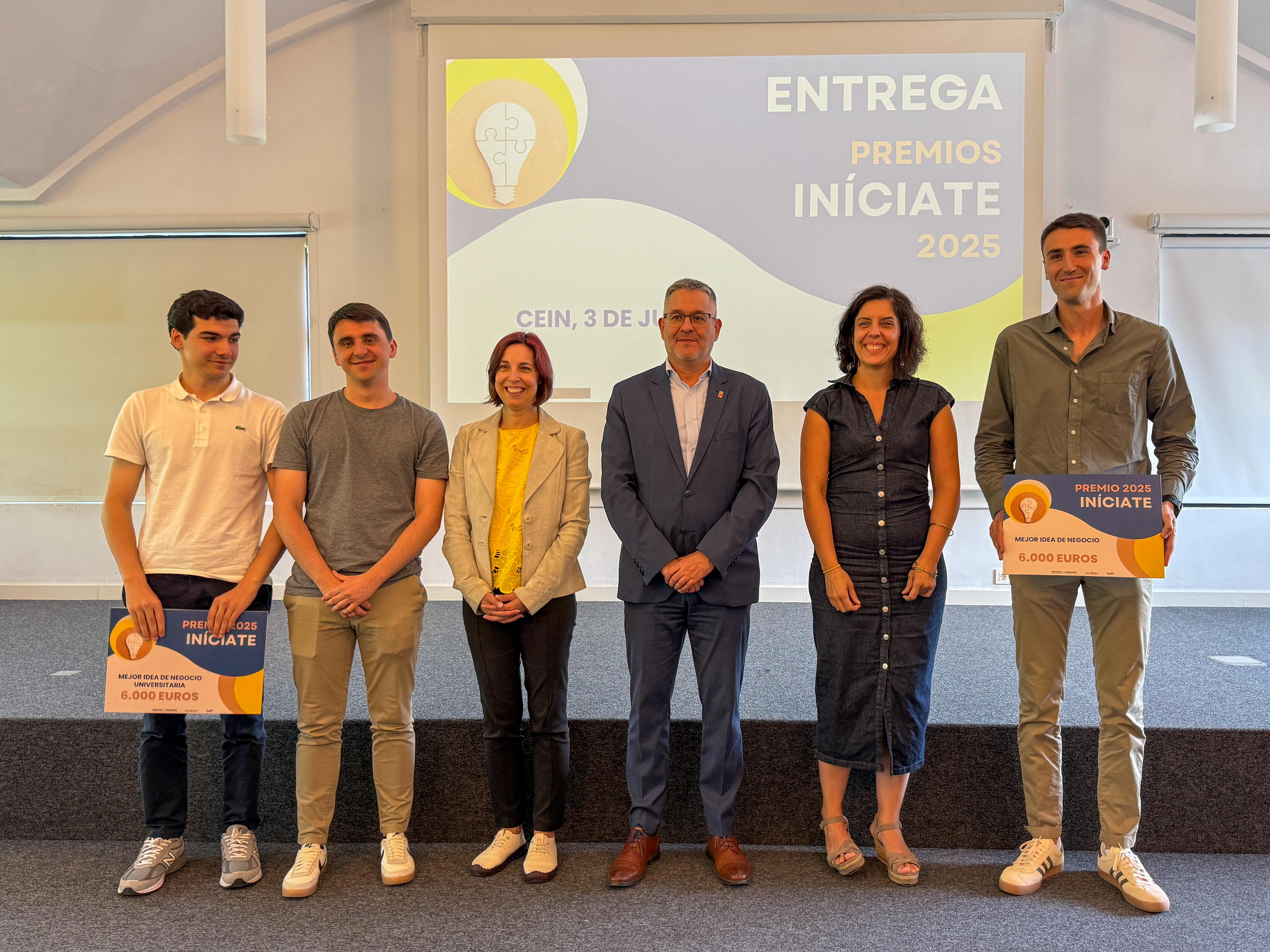 Fotografía de los ganadores de las dos categorías, con el consejero García, Uxue Itoiz y Agurtzane Martínez. 