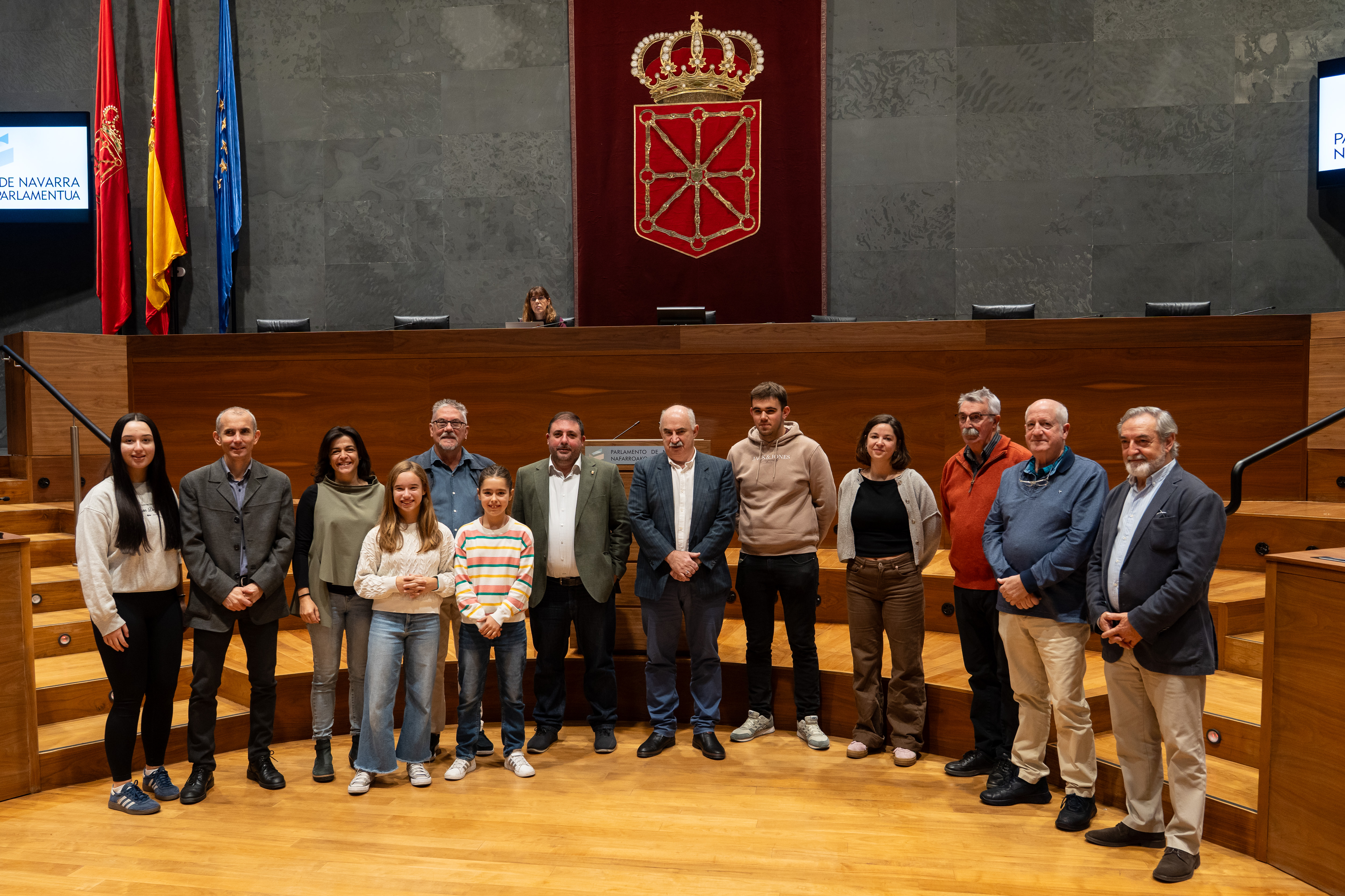Fotografía del consejero Aierdi y el presidente del Parlamento de Navarra, Unai Hualde, junto a los participantes en el pleno ciudadano sobre el cambio climático.