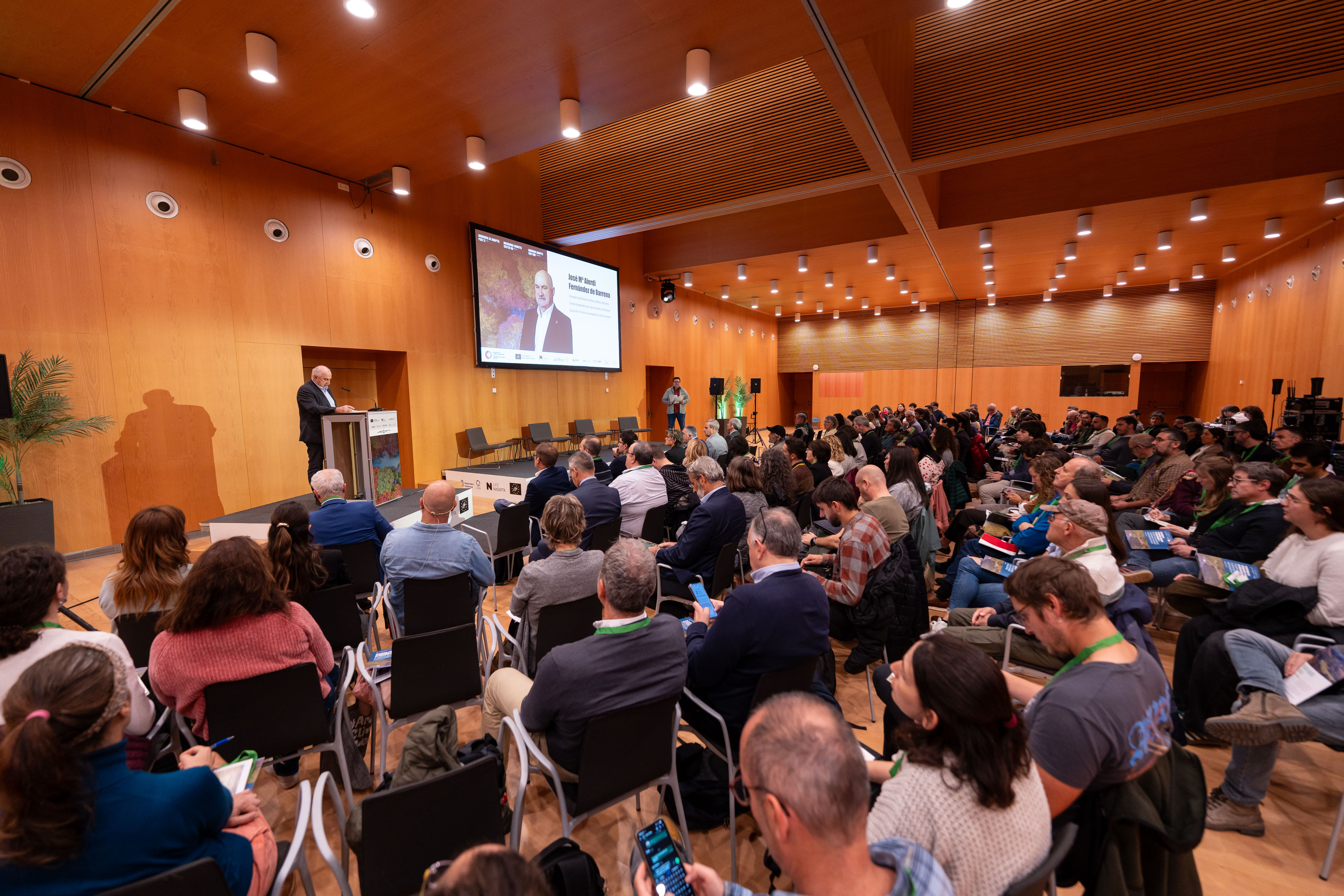 Fotografía del consejero Aierdi en el inicio del acto de clausura del programa LIFE Nadapta